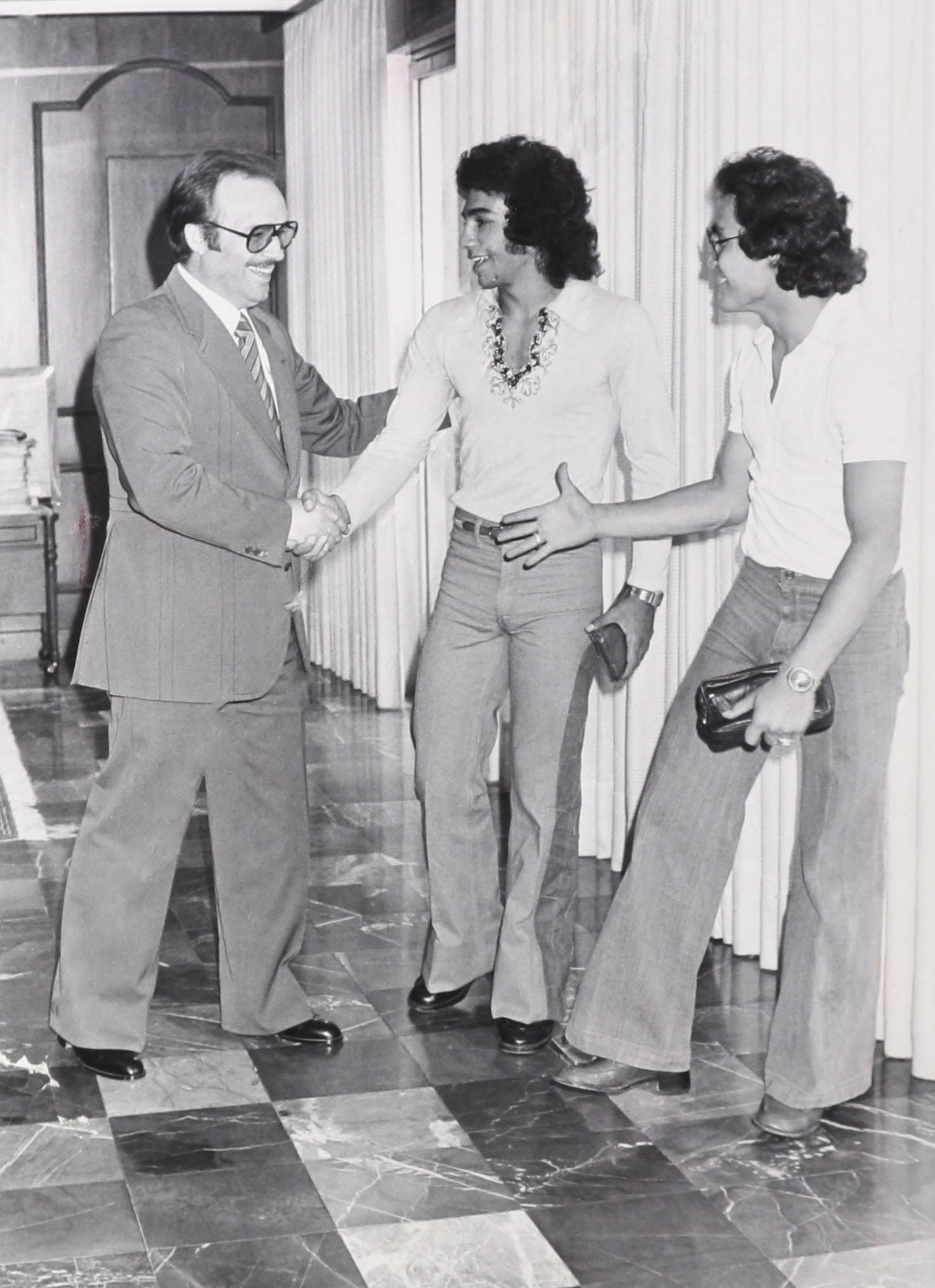 25 de octubre de 1977 - Oficinas de la OEM, Don Mario Vázquez Raña con Hugo Sánchez