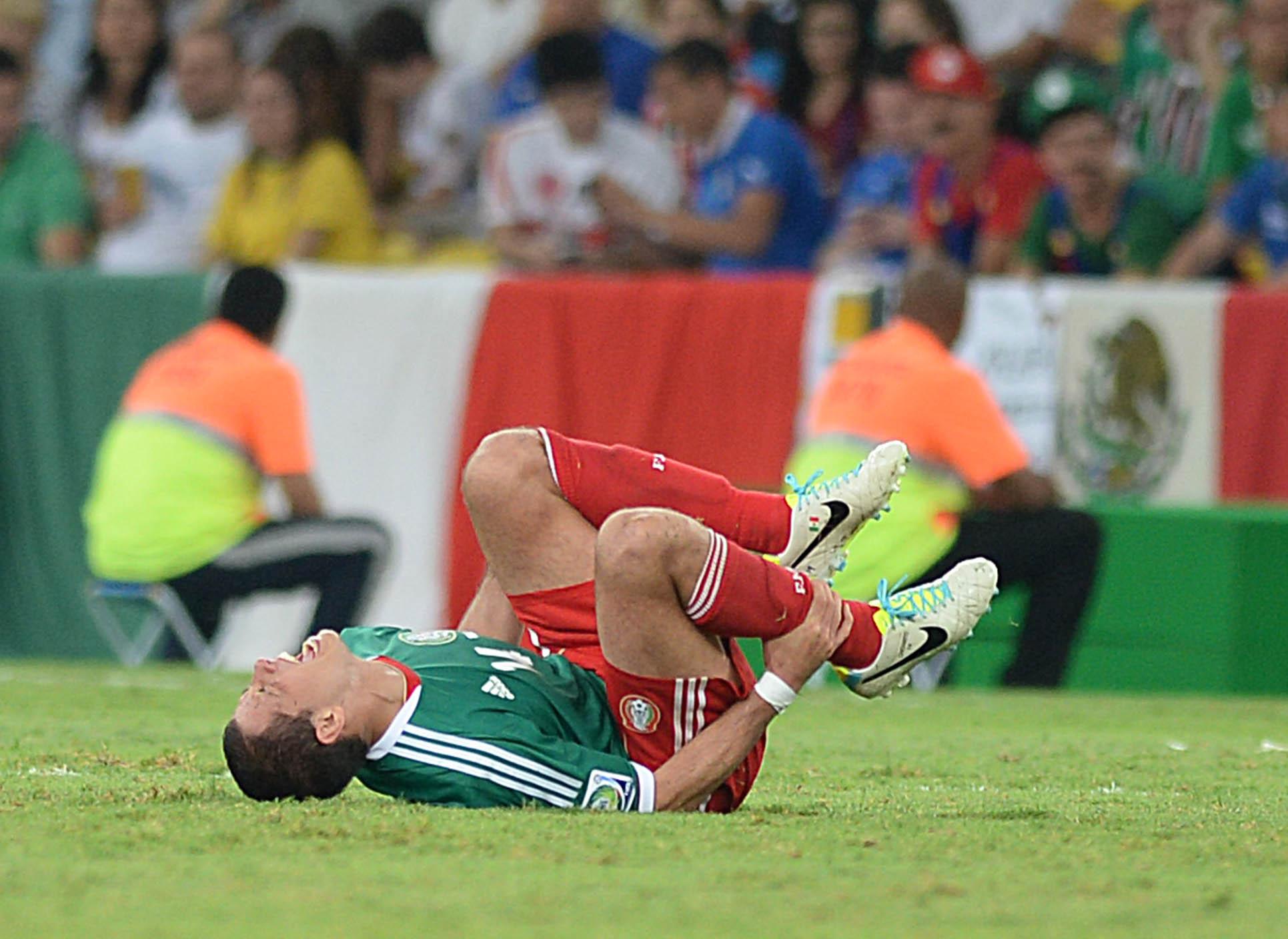 Javier Hernández, El Chicharito, en el piso dolido