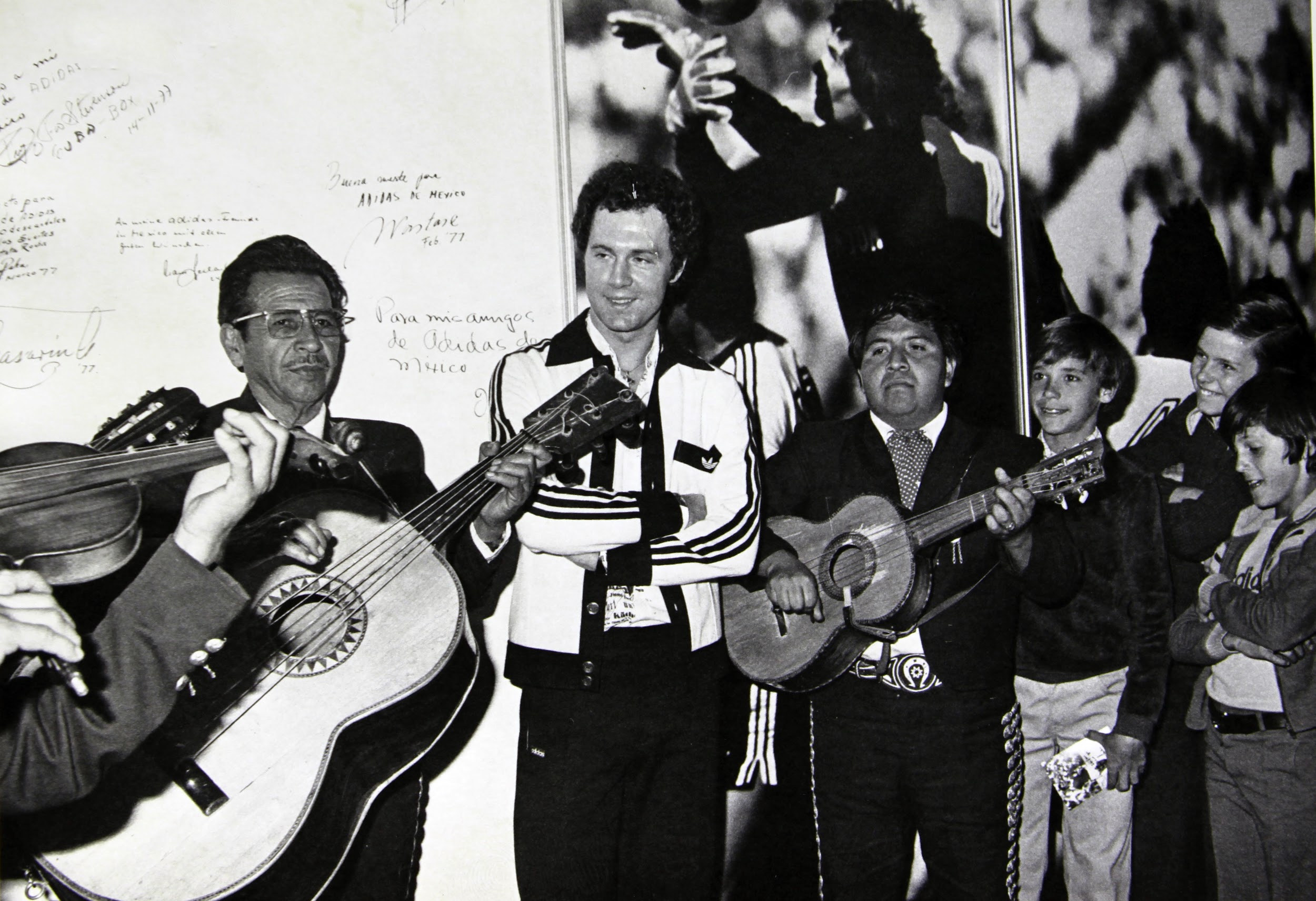 Franz Beckenbauer escuchando al mariachi.