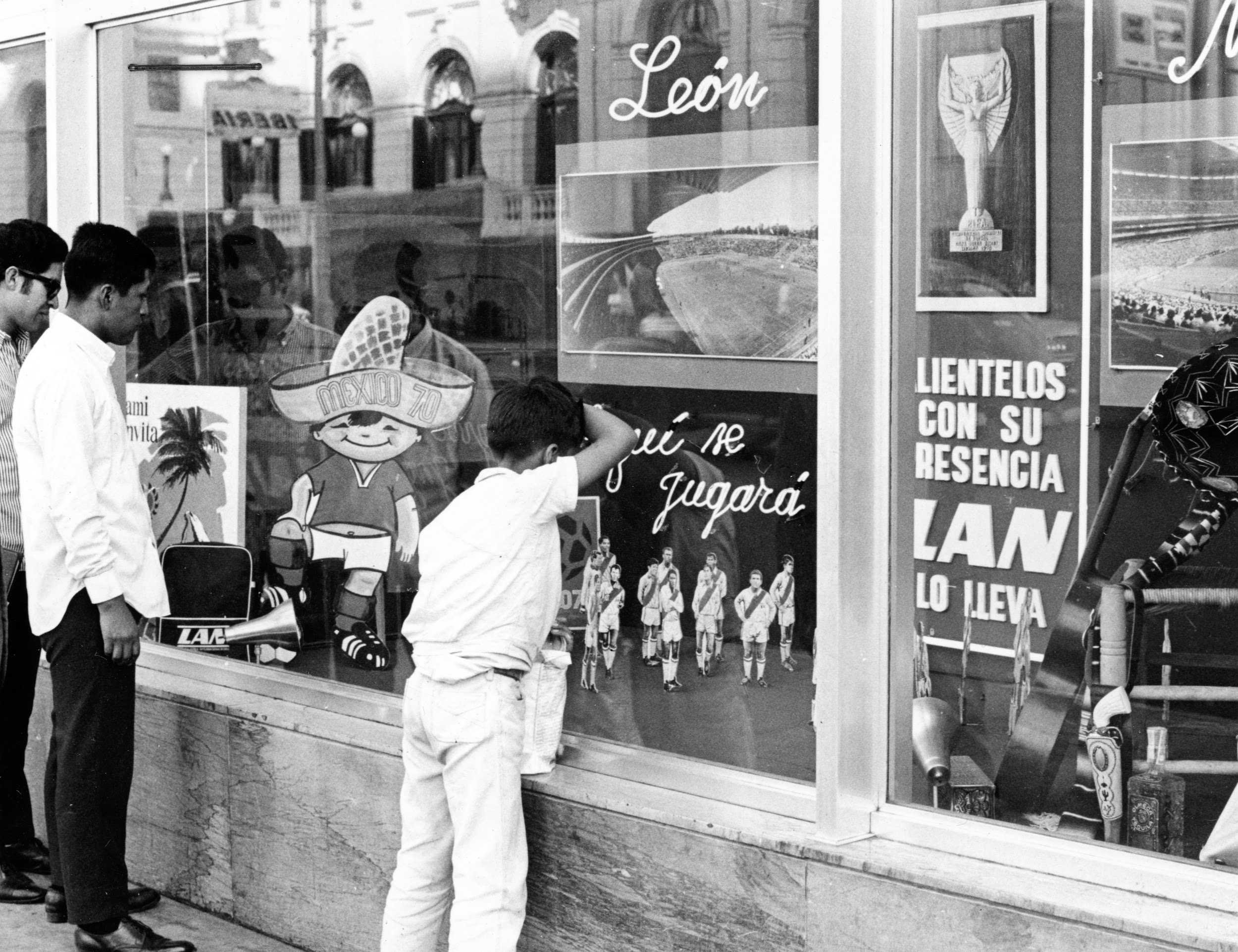 Mexico 1970 - Niño frente a la vitrina de souvenires