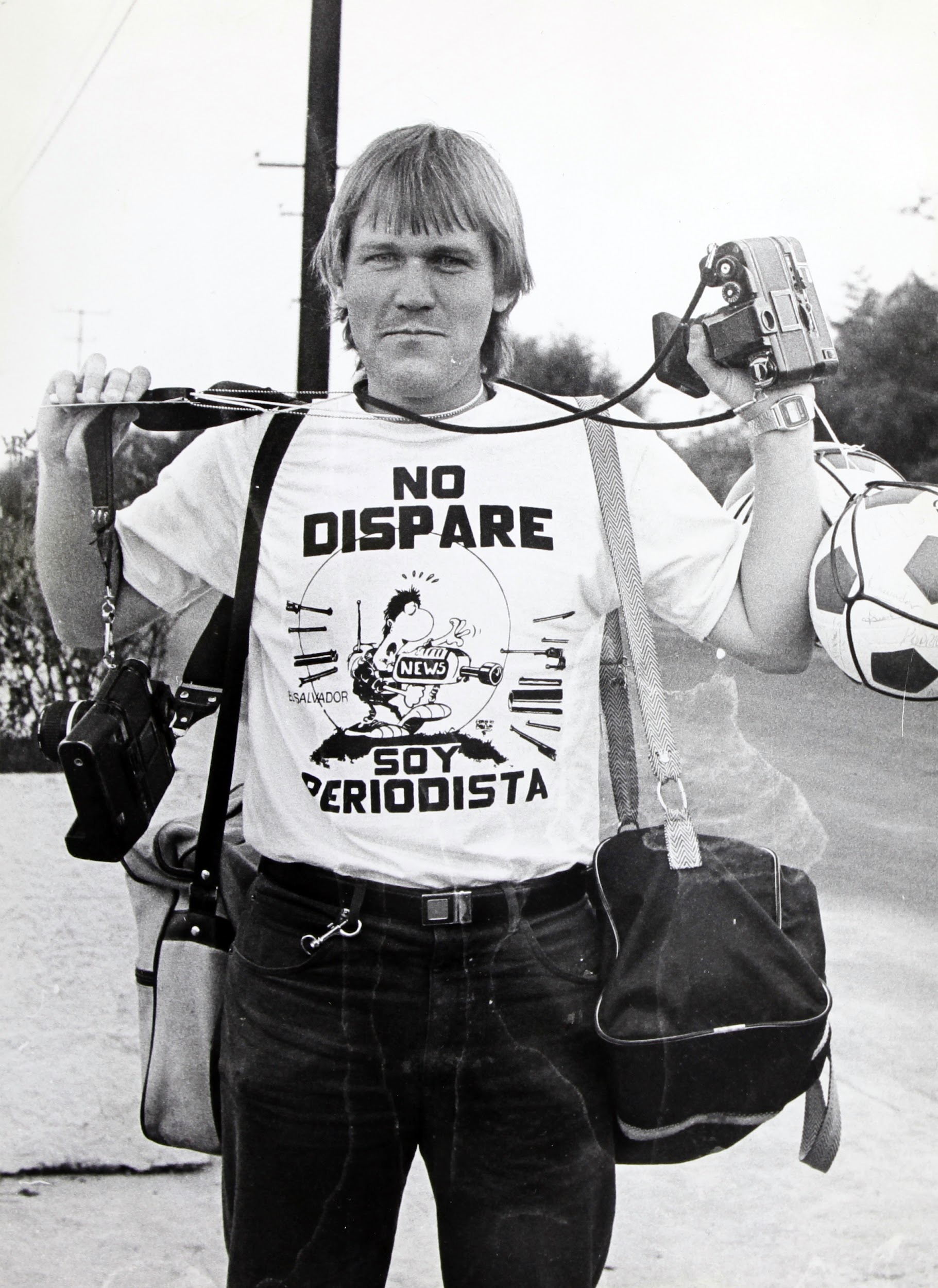 México 1986 - Foto de periodista con playera que dice soy periodista