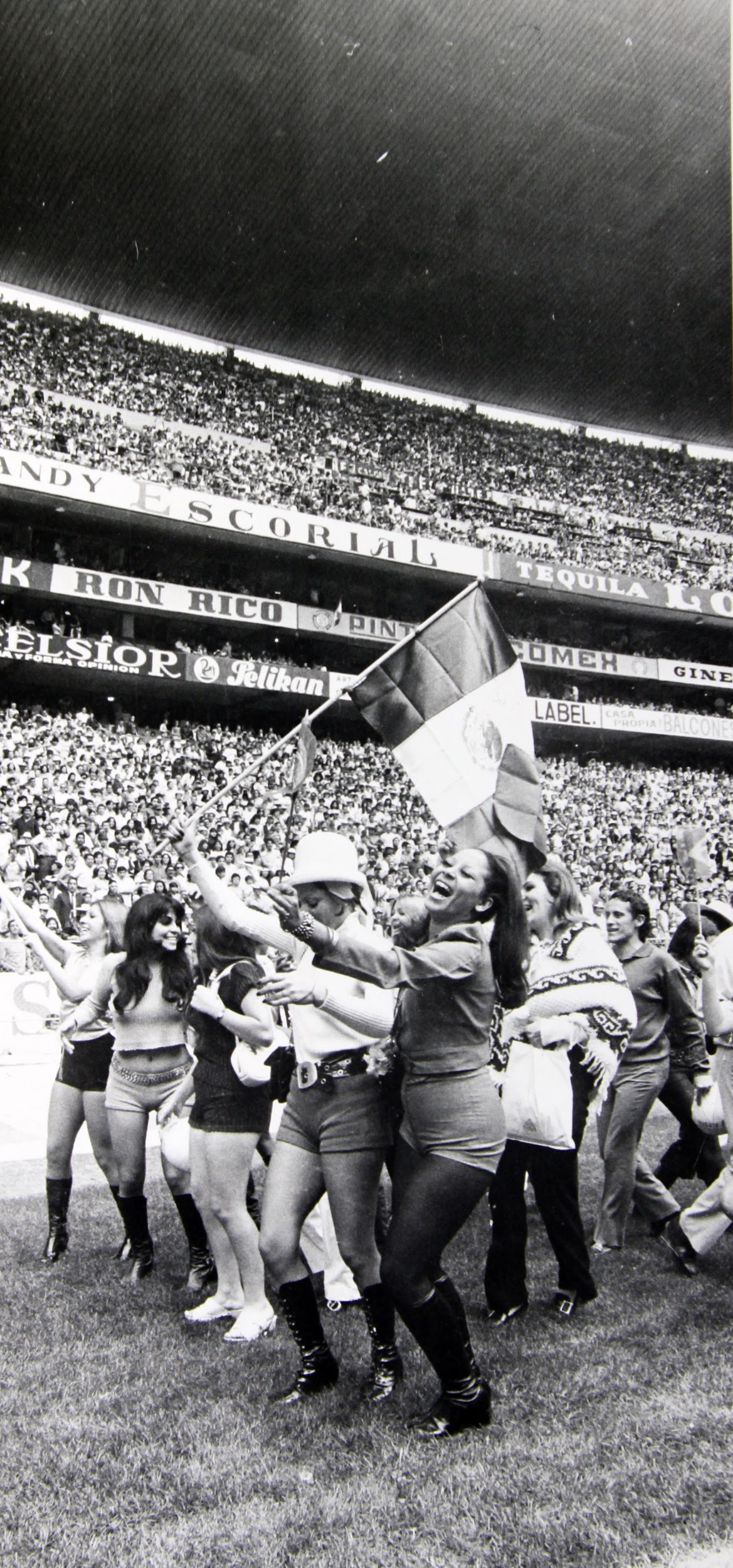 México, 6 de septiembre 1971 - Celebración en cancha con bandera de México, Final partido México vs Dinamarca
espectáculo actrices, Foto: Jesús Gallardo