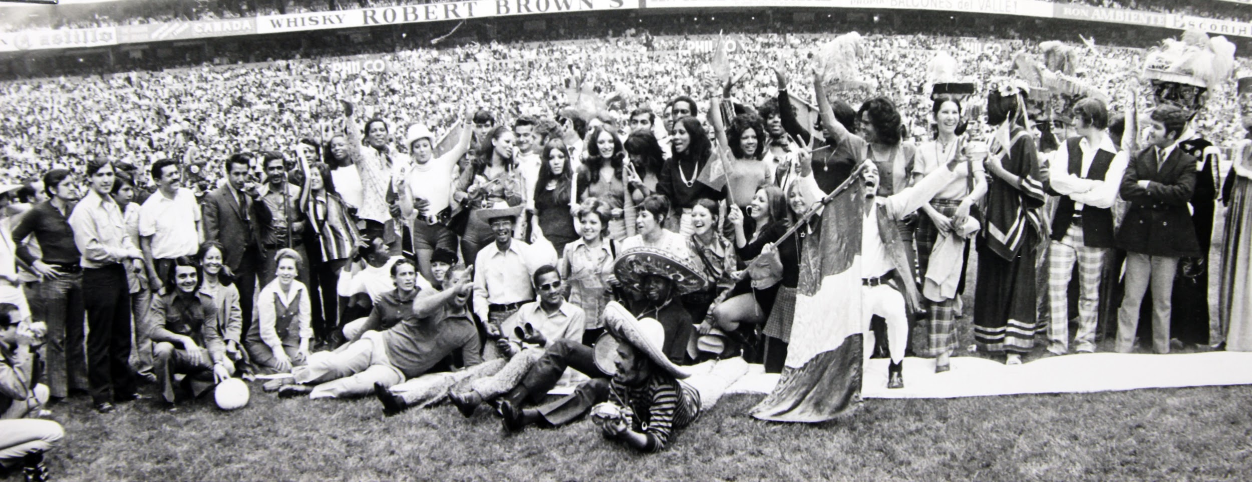 México 1971 - Celebración en cancha con bandera de México