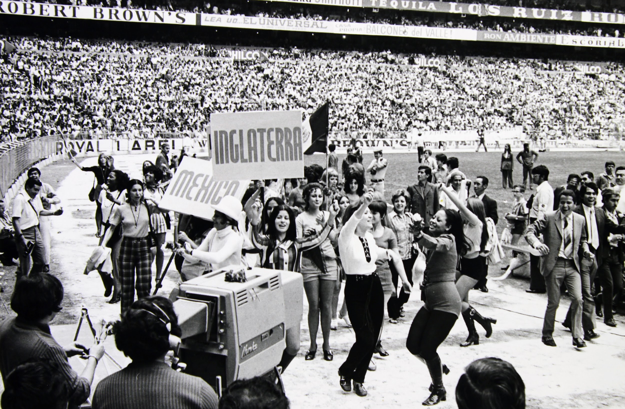 México 1971 - Celebración en la cancha vestidas de civiles con cámaras