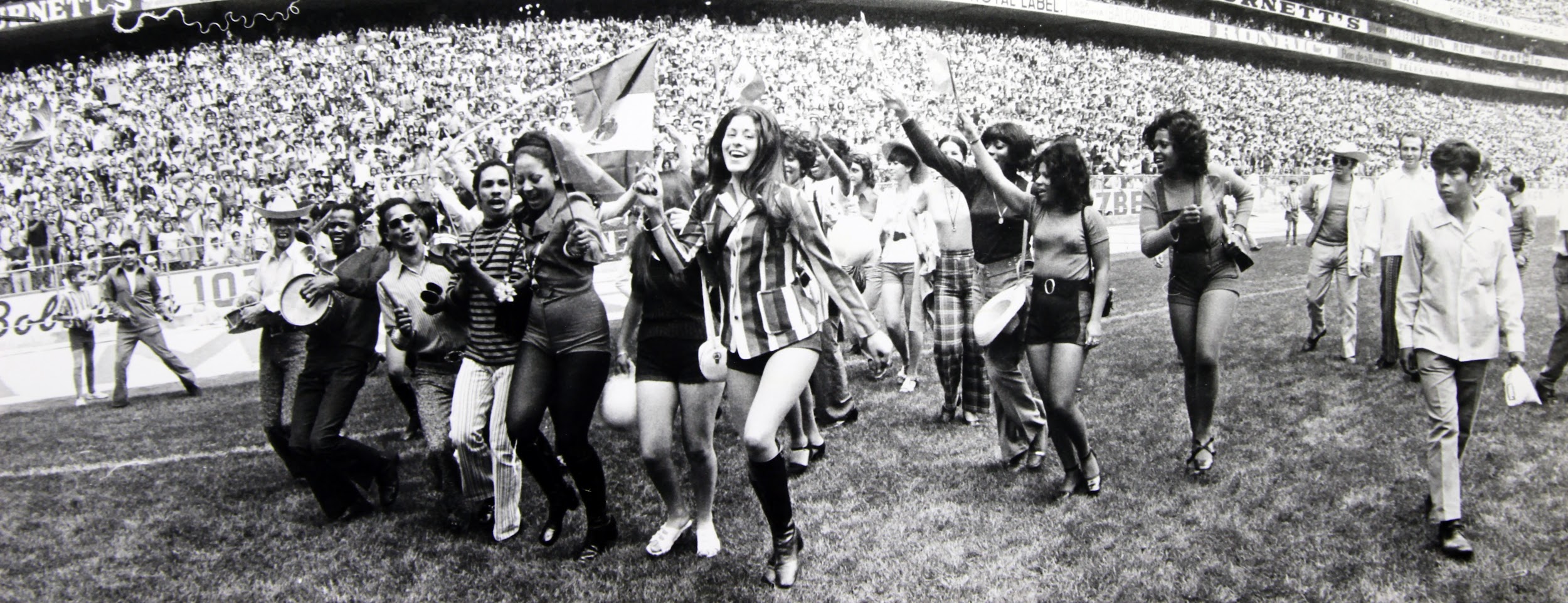 México, 6 de septiembre 1971 - Celebración en la cancha con bandera de México,Final partido México vs Dinamarca, Espectáculo actrices, Foto: Jesús Gallardo