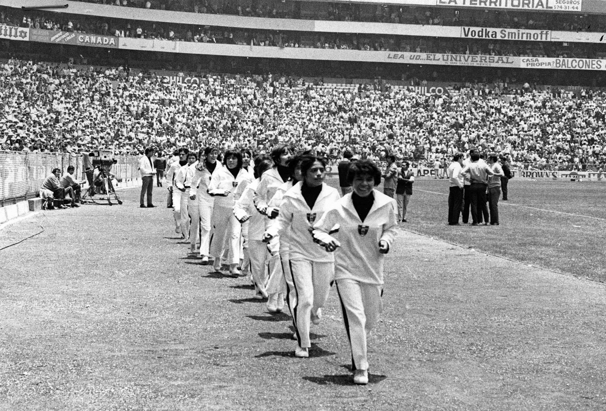 México 1971 - Selección Mexicana entrando de traje blanco