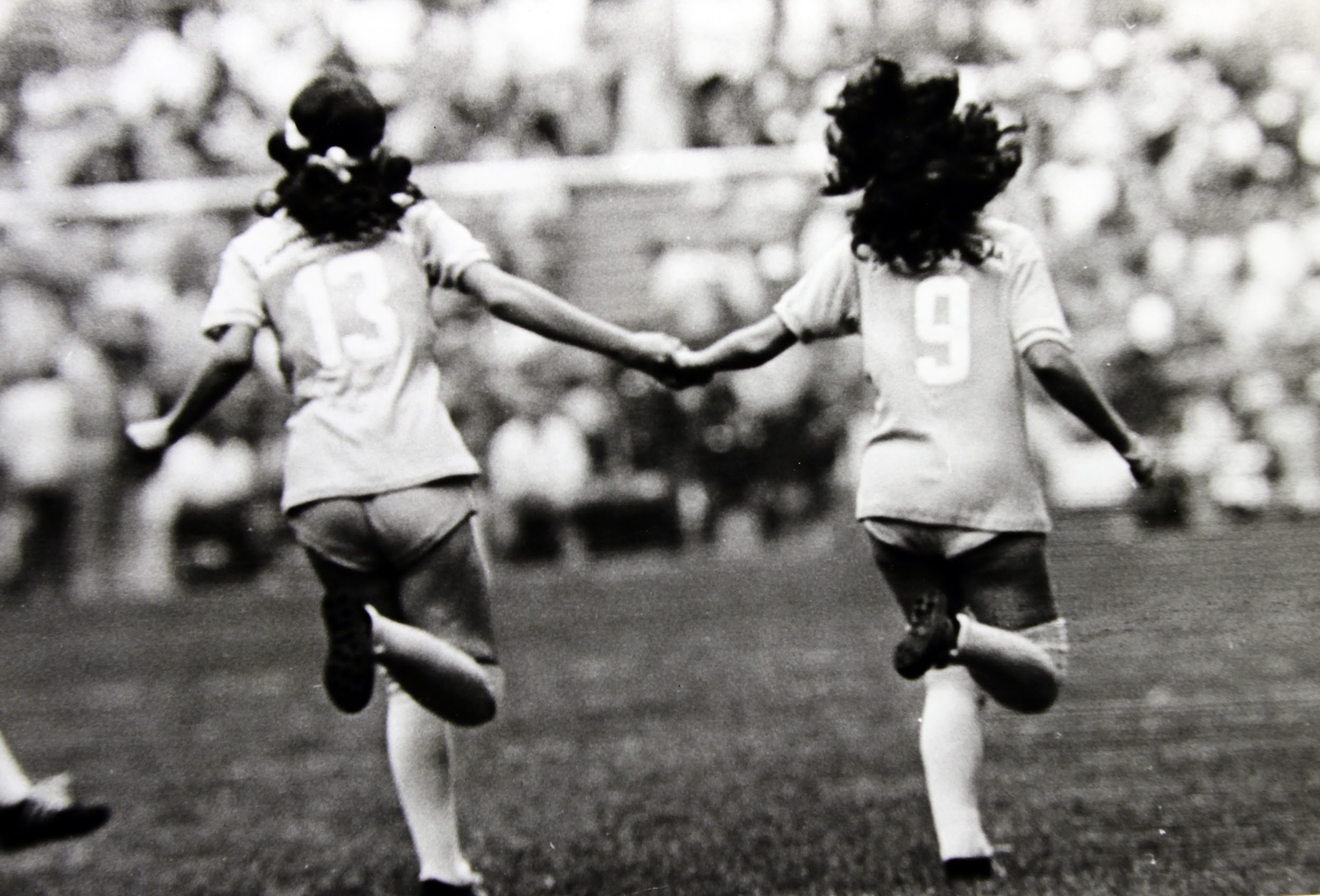 México 1971 - Jugadoras corriendo de espaldas agarradas de la mano