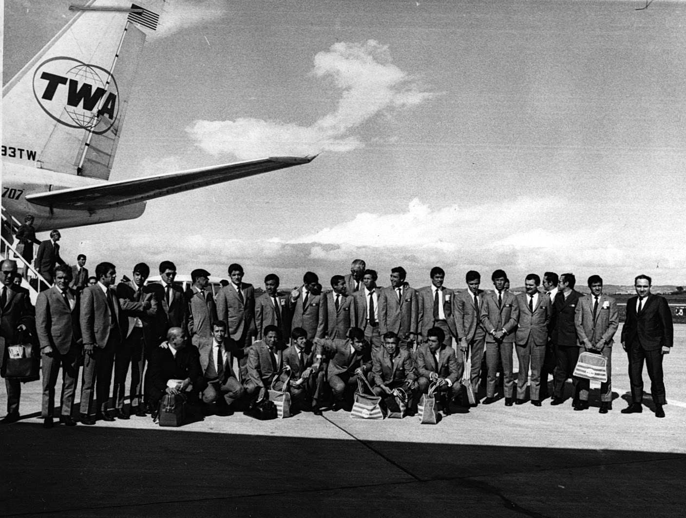 México 1970 - Selección mexicana debajo de avión