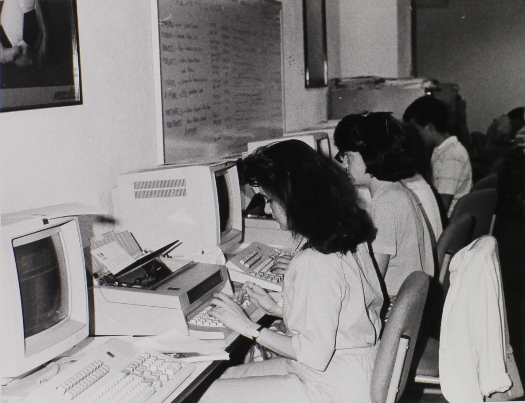 México 1986 - Secretarias escribiendo a máquina, centro de comunicaciones