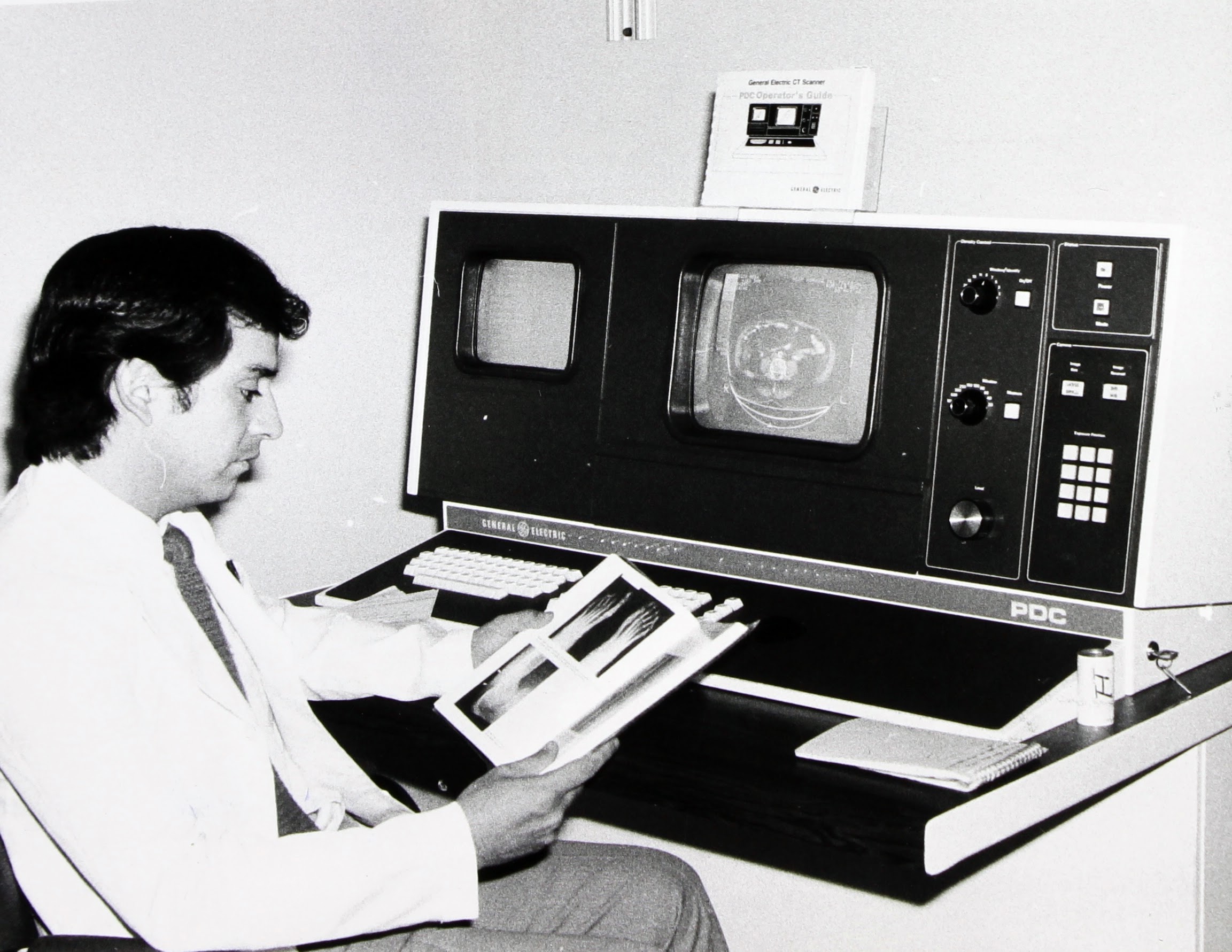 México 1986 - Hombre frente a televisor, programación