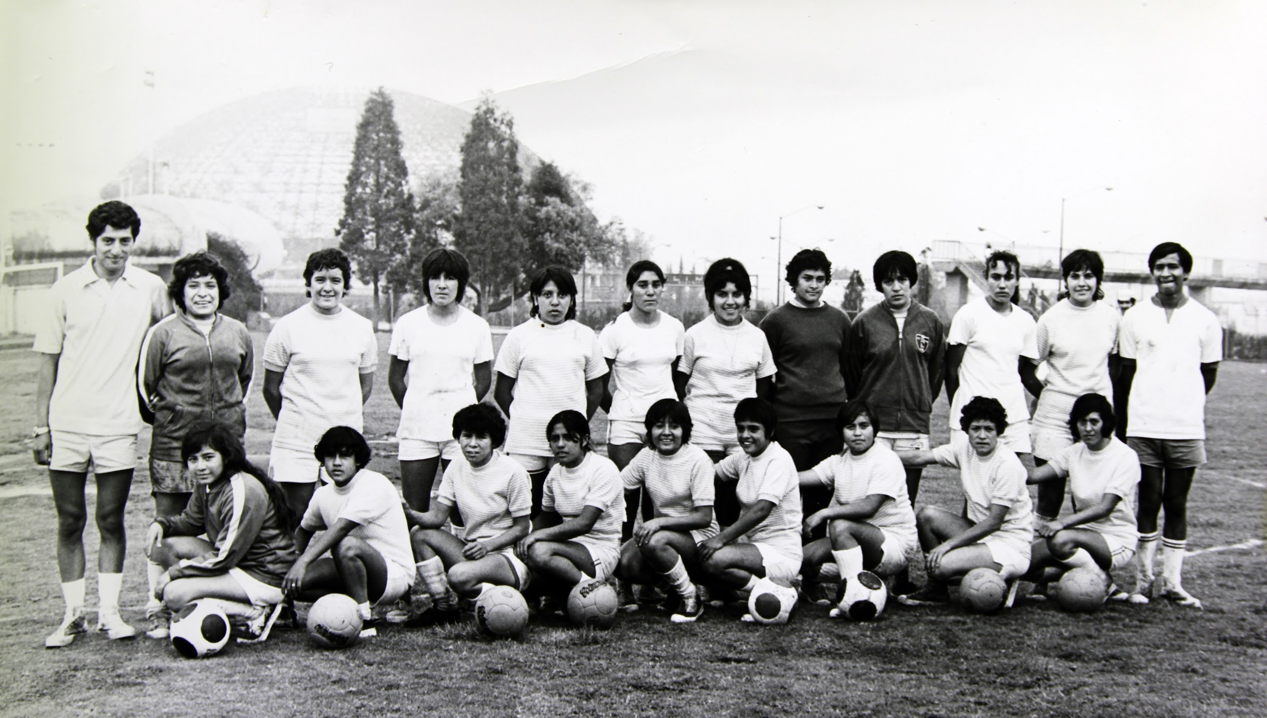 México, 25 de agosto 1971 - Selección mexicana con Palacio de los Deportes detrás , Foto:Marcos Celis