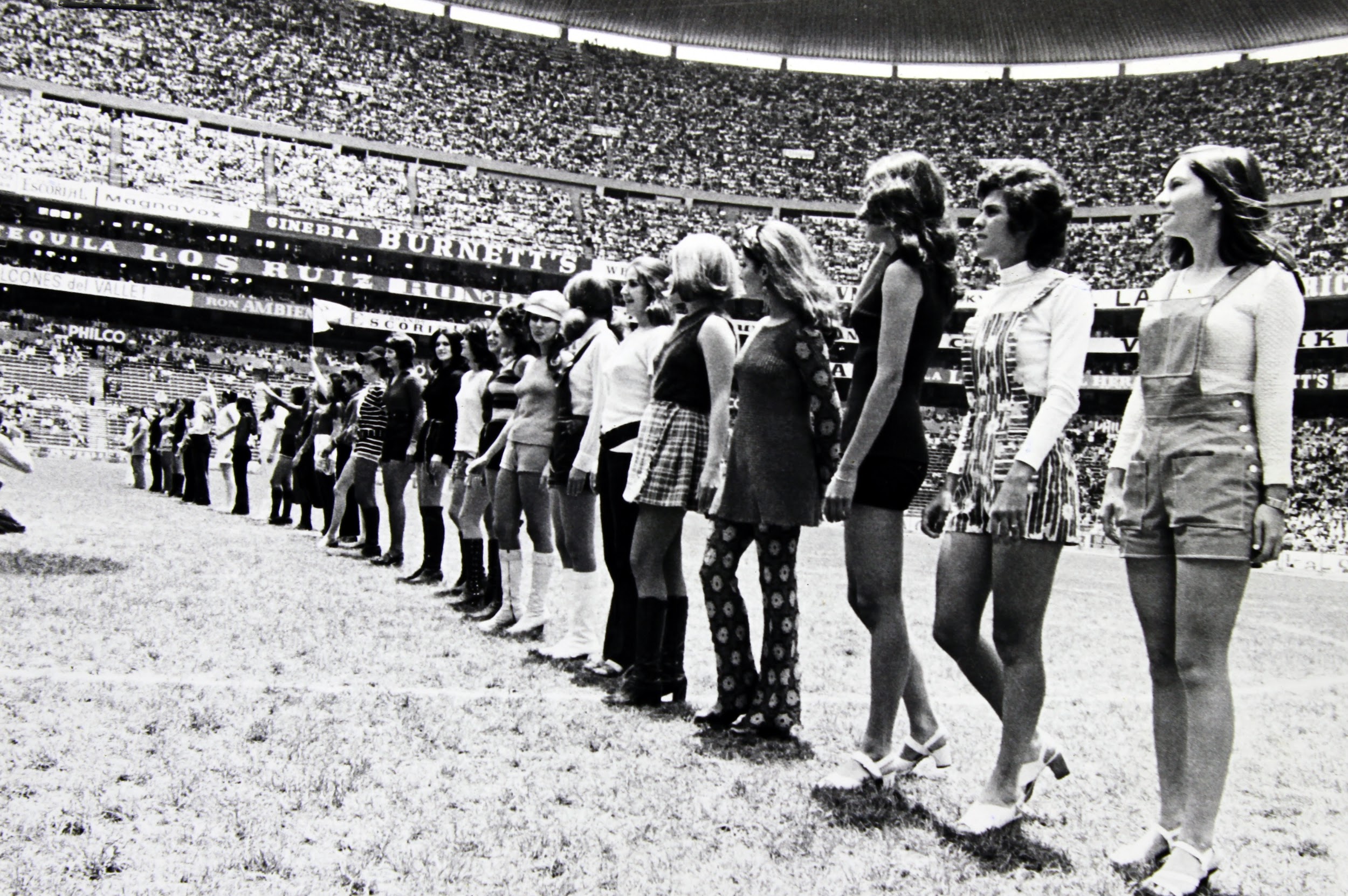 México 1971 - Jugadoras en la cancha vestidas de civiles