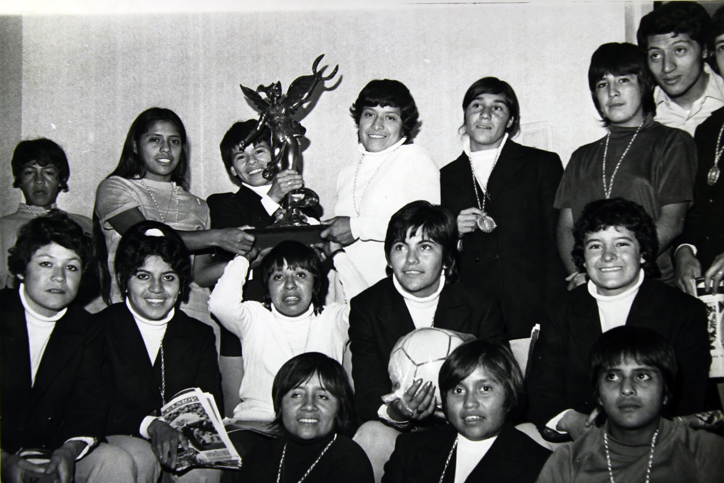 México 1971 - Selección mexicana con trofeo