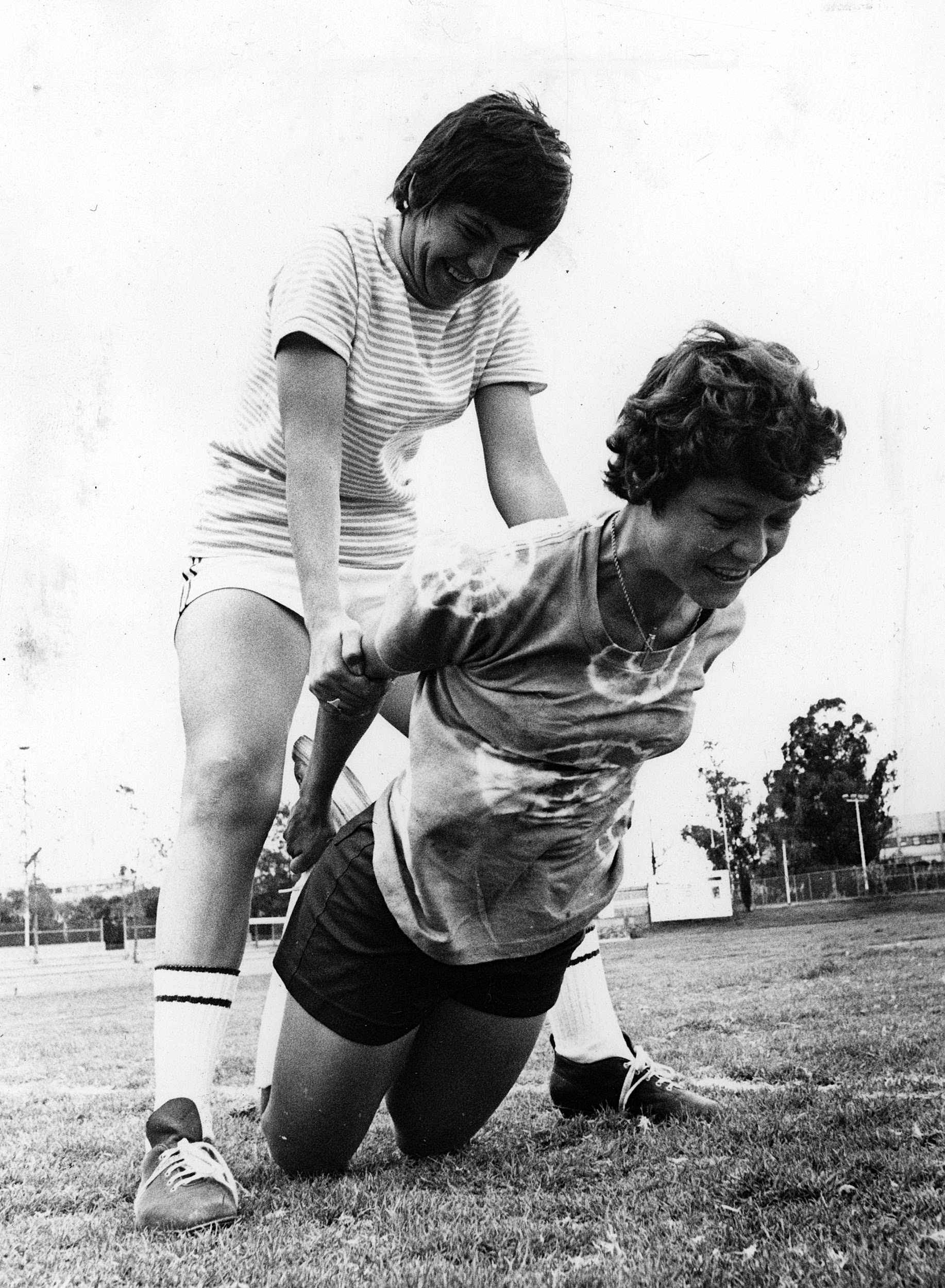 México 1971 - Guadalupe Tovar con otra jugadora haciendo abdominales y ejercitándose
