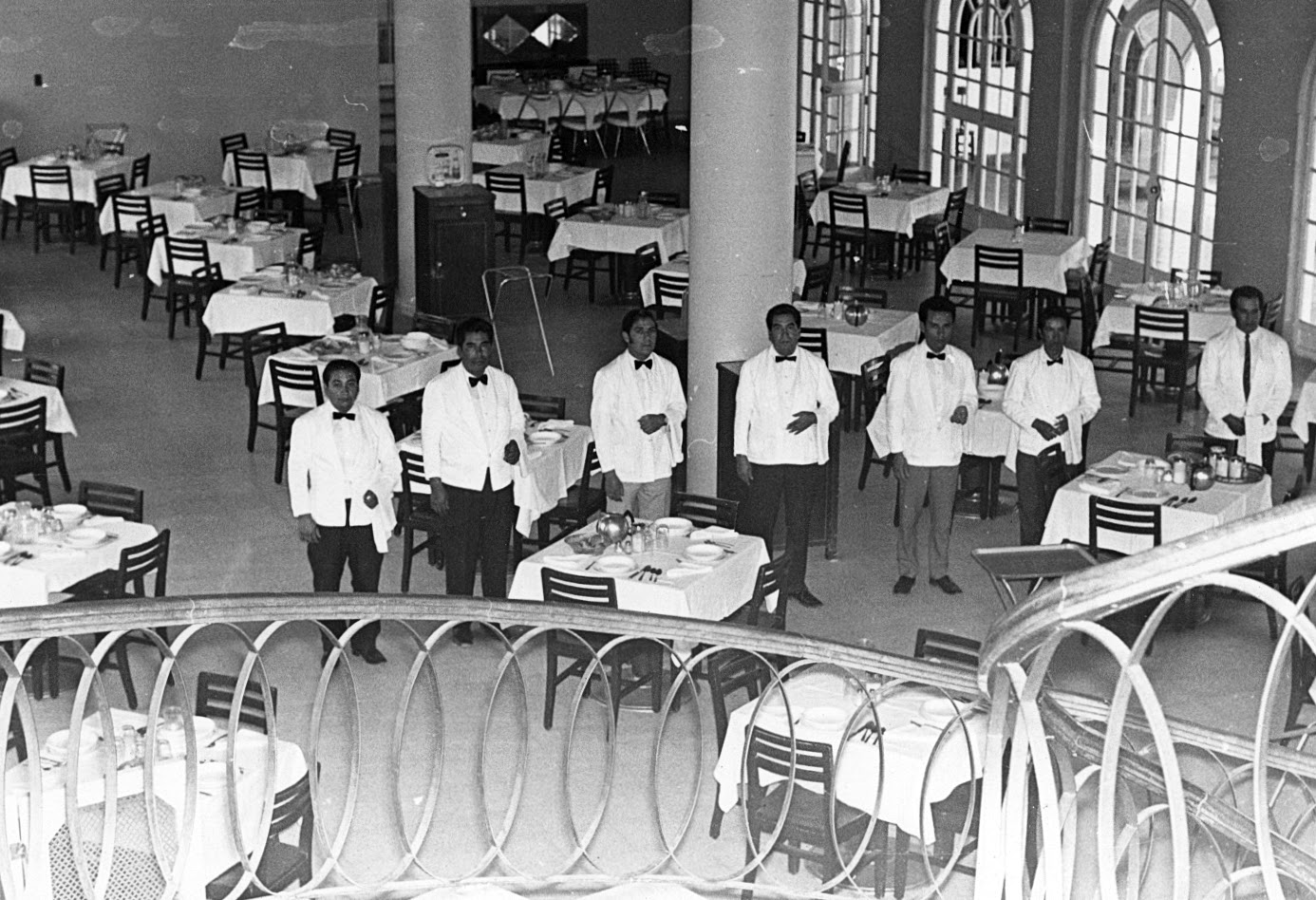 México 20 de mayo de 1970 - Comedor con meseros, Instalaciones en Puebla