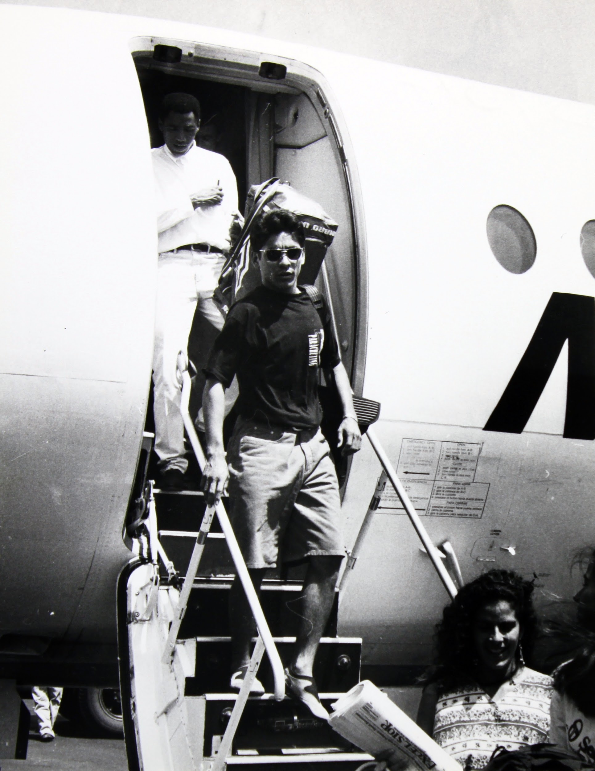 Jorge Campos bajando de avión