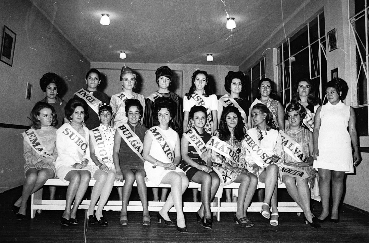 México 1970 - Edecanes por país, Abanderadas de los países participantes en la ceremonia de inauguración en Puebla