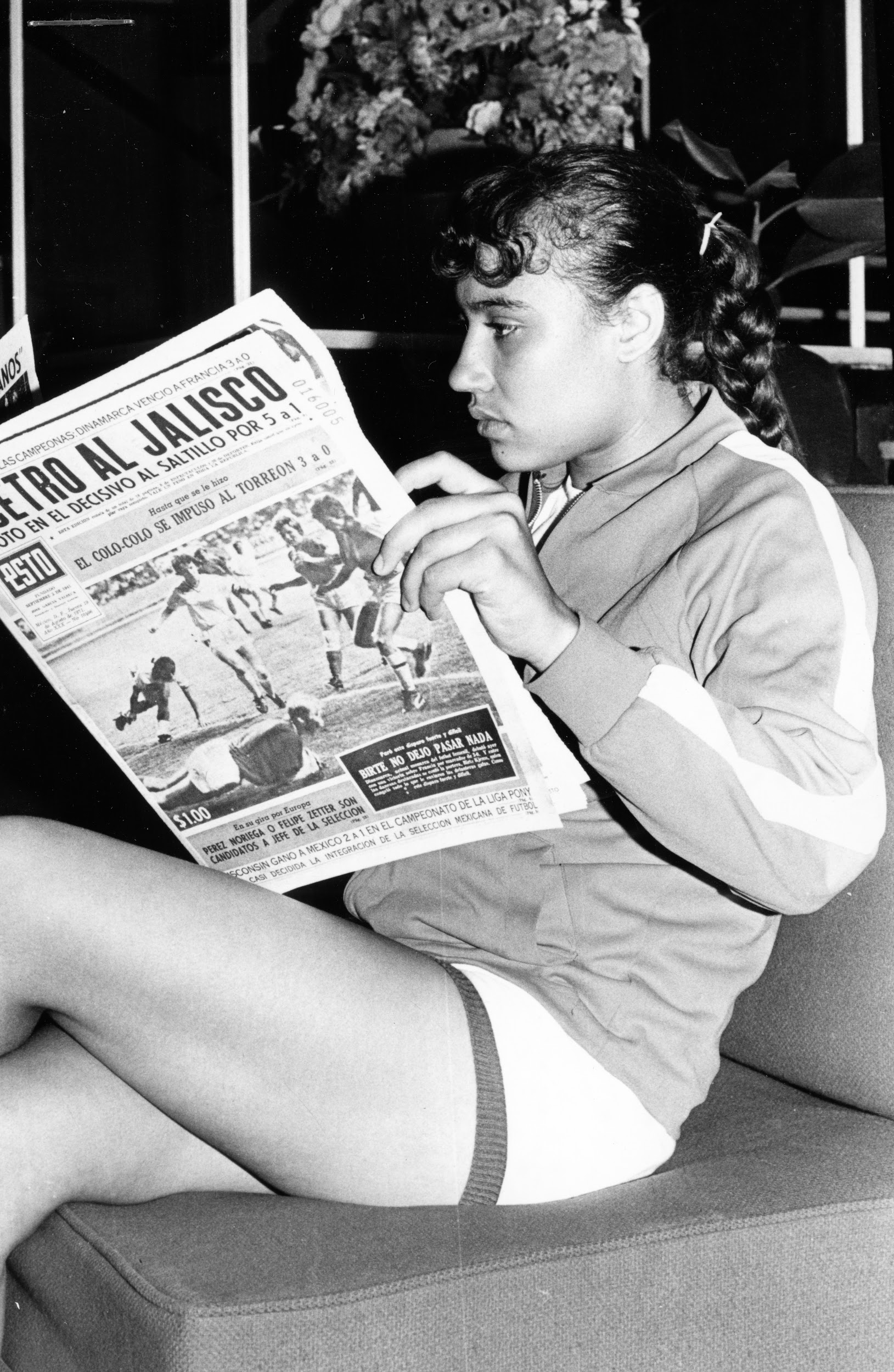 Alicia Vargas leyendo el periódico