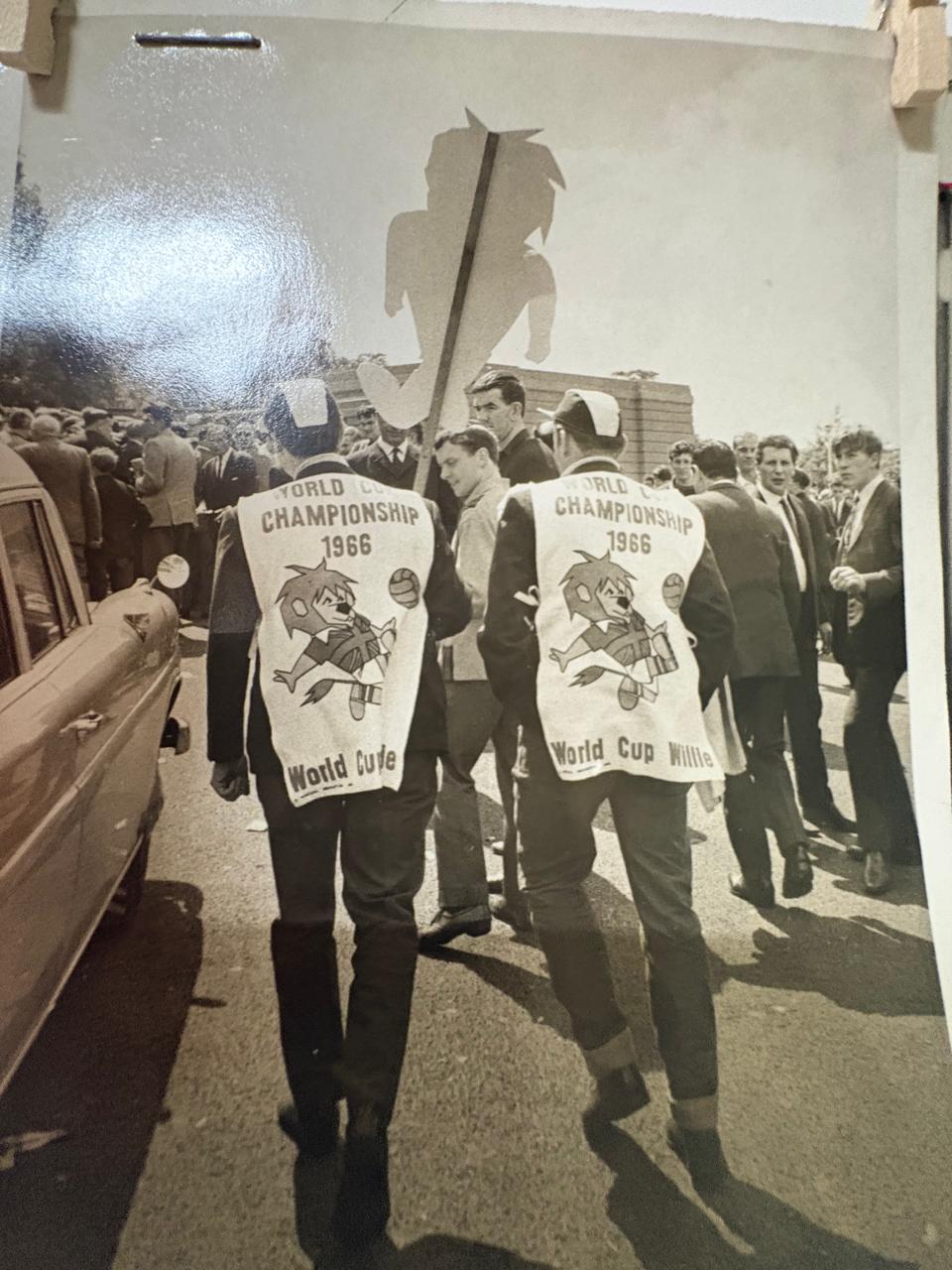 Inglaterra, 1966 - Edecanes con señalamientos de la World Championship