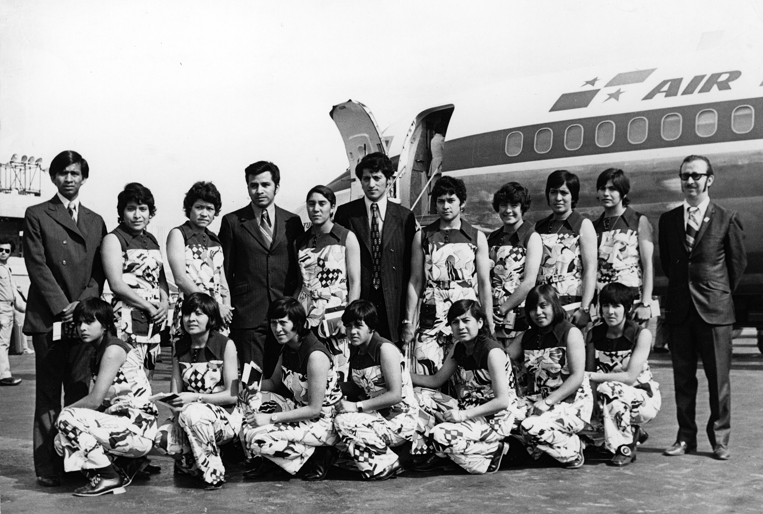 México 1971 - Selección mexicana debajo de un avión