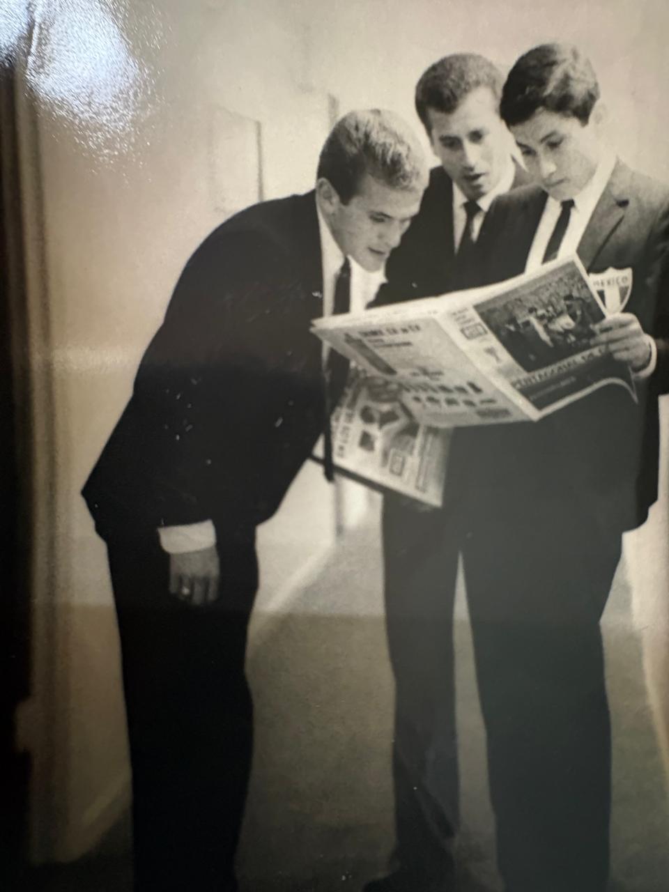 c.a. 1966 - Jugadores viendo la prensa
