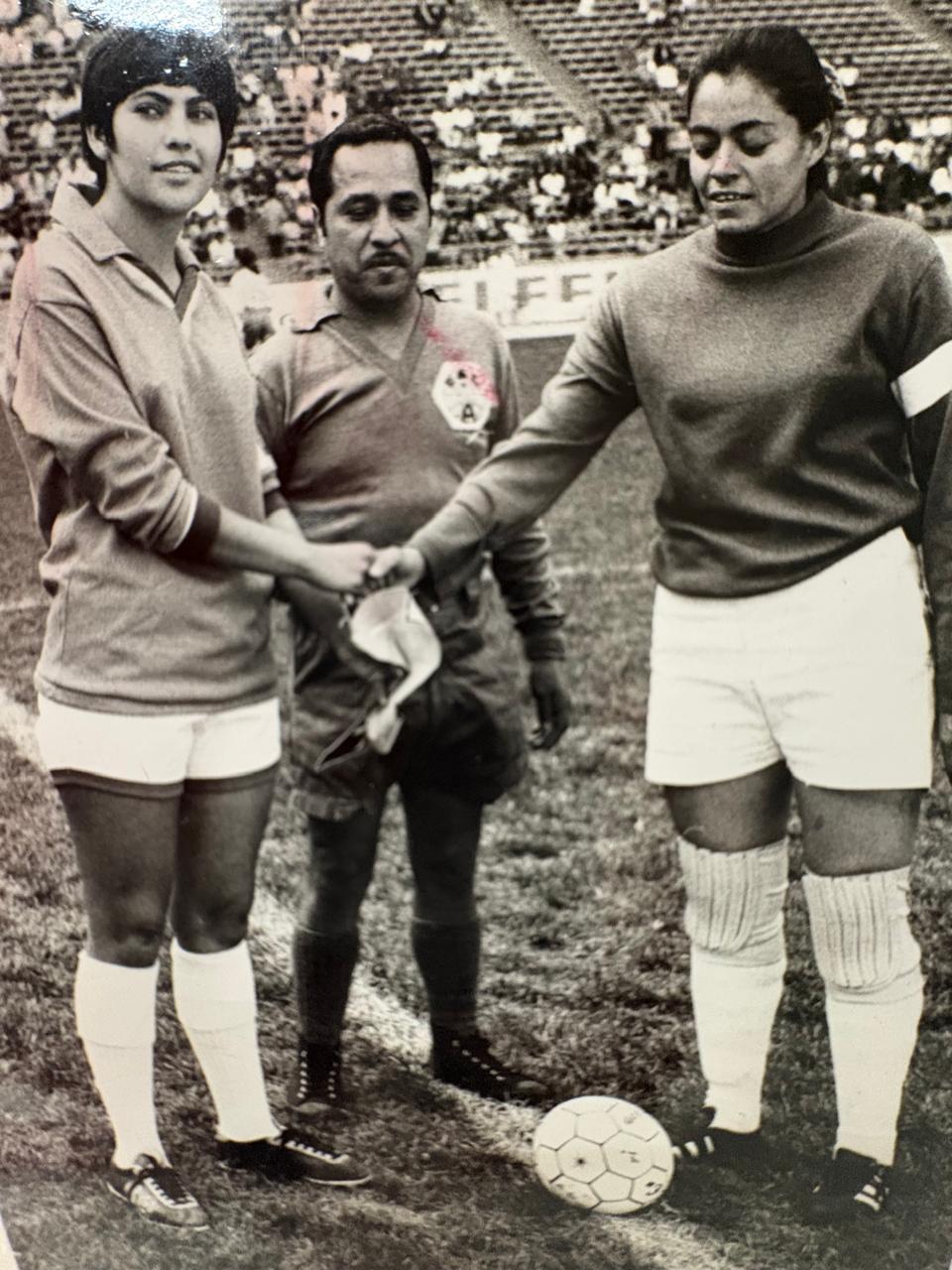 México, 28 de febrero de 1971 - Jugadoras dándose la mano