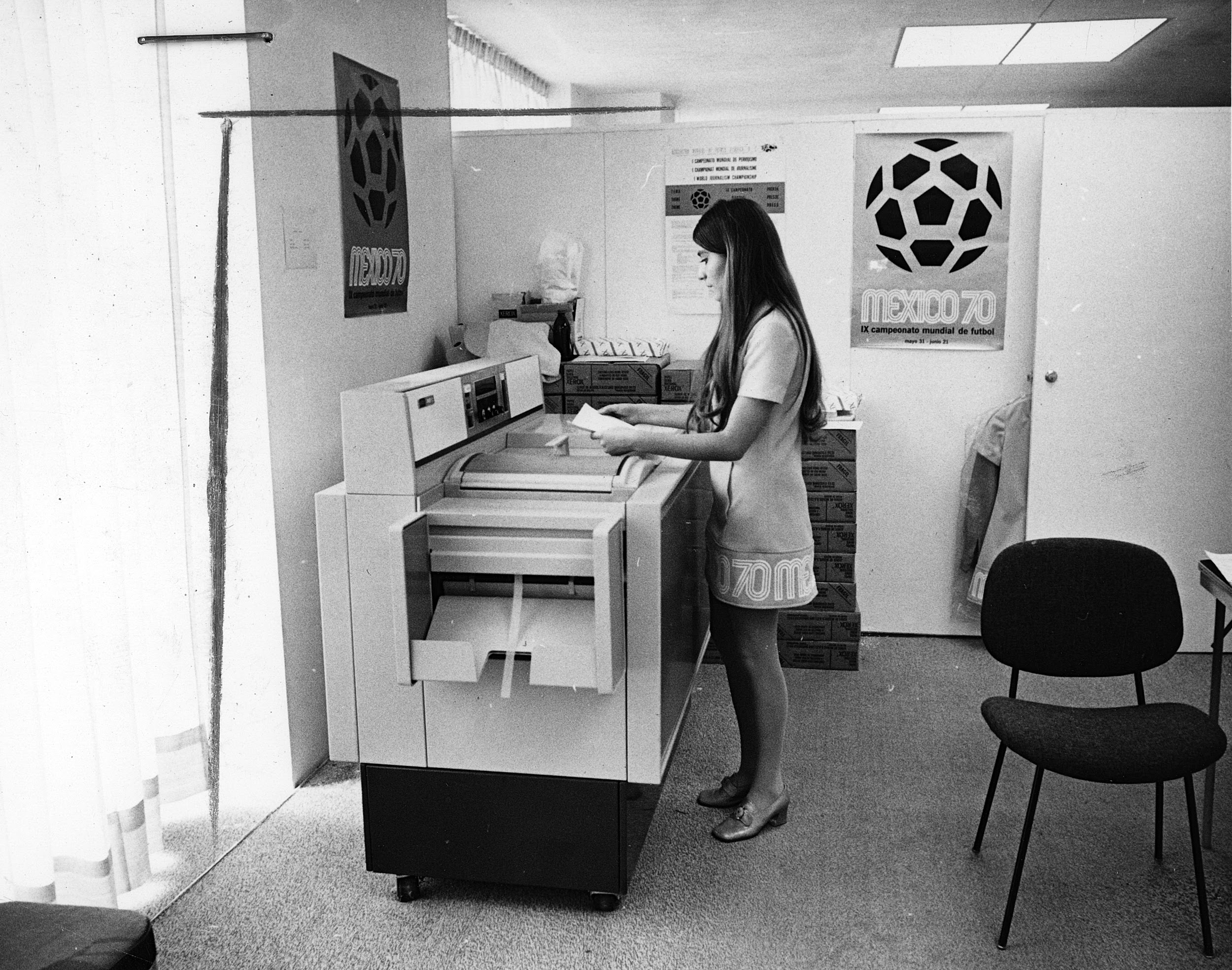 México 23 de mayo de 1970 - Edecan con fotocopiadora, Sala de prensa