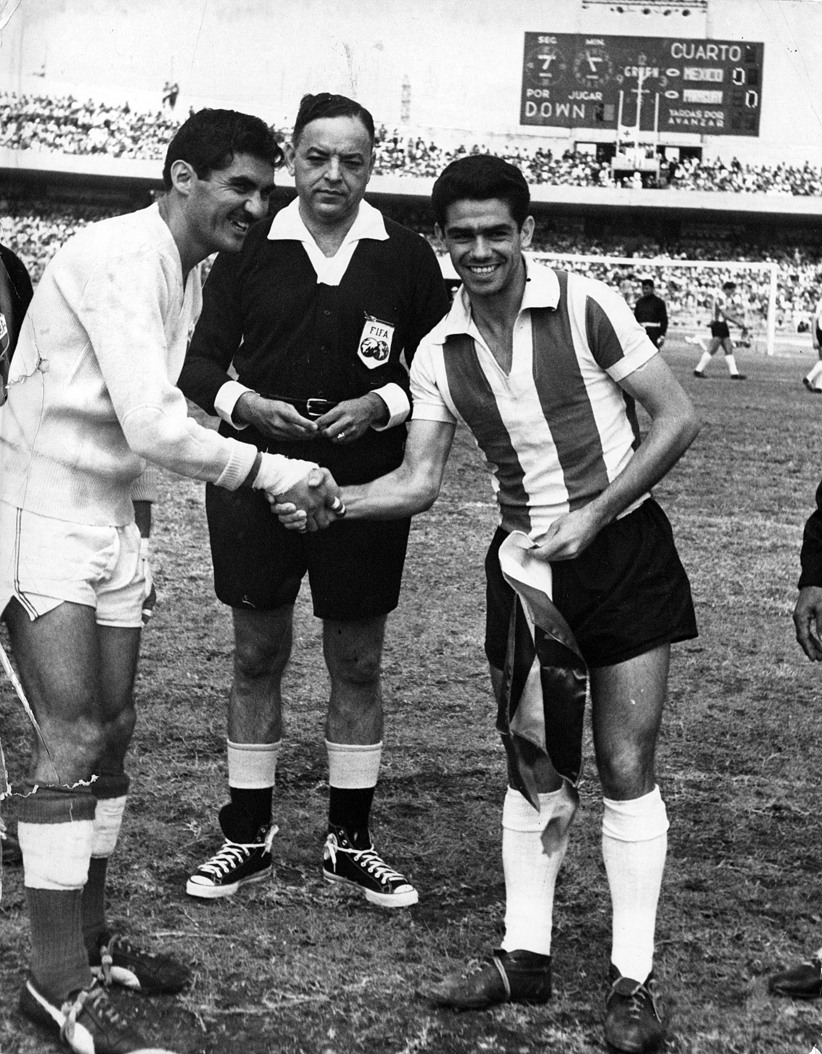 c.a. 1962 - Antonio La Tota Carbajal, dándole la mano al equipo contrario