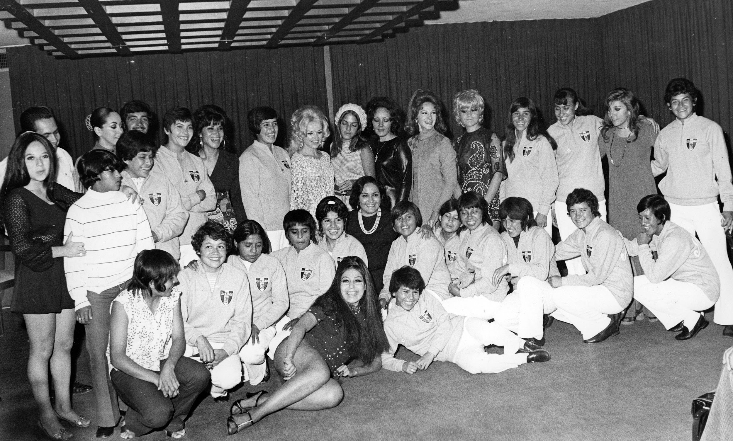 México 1971 - Selección mexicana en un salón con celebridades