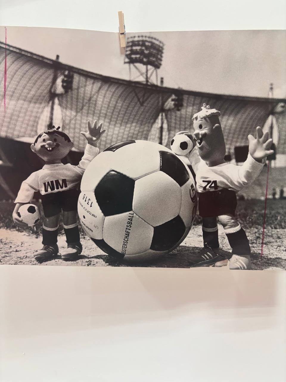 Alemania, 21 de julio de 1973 - Fotografía de las mascotas y el balón