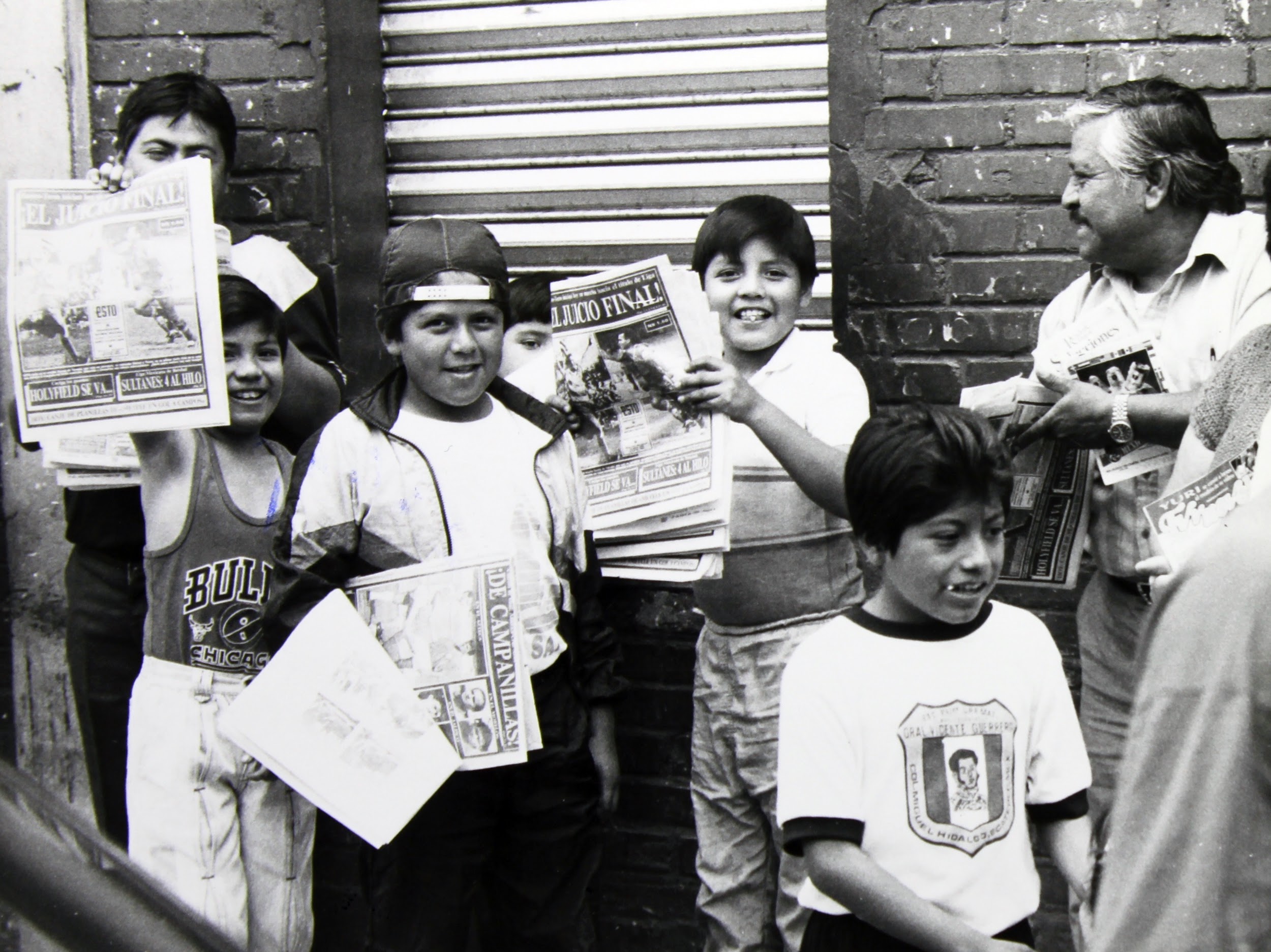 Niños con periódicos con Jorge Campos