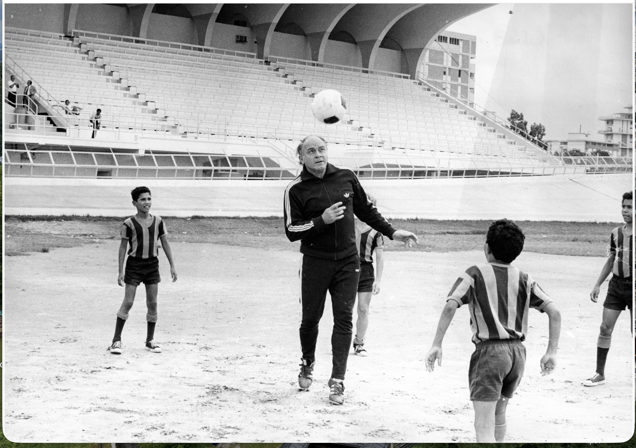 Alfredo Di Stefano jugando con niños