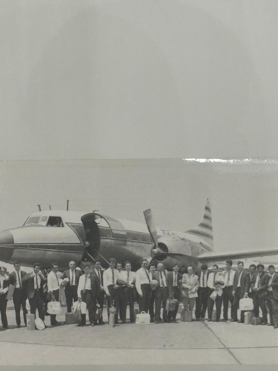 12 de noviembre de 1961 - Selección mexicana con avión