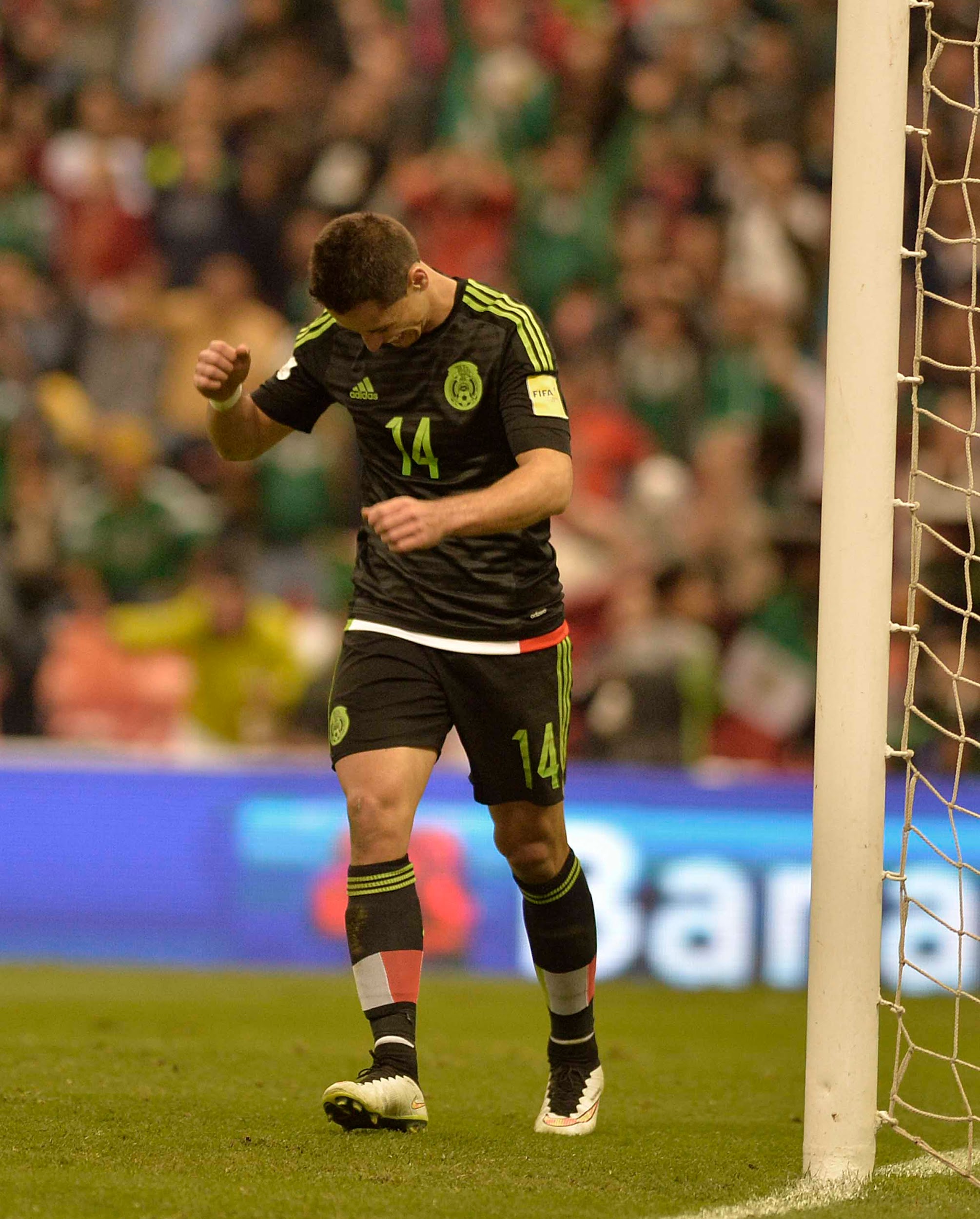 Javier Hernández, El Chicharito, celebrando gol, ojos cerrados y cabeza agachada