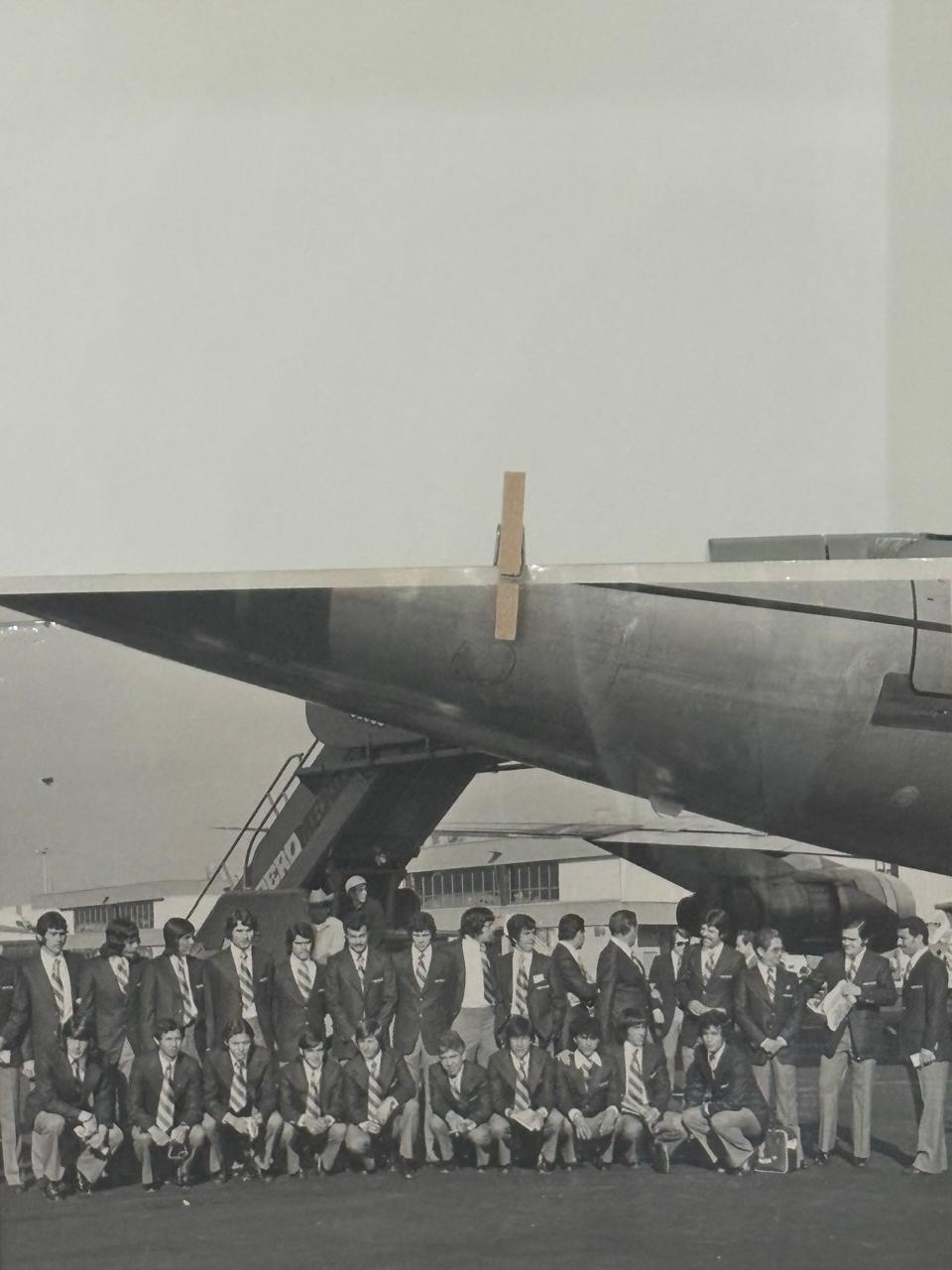 27 de marzo de 1974 - Selección mexicana con avión