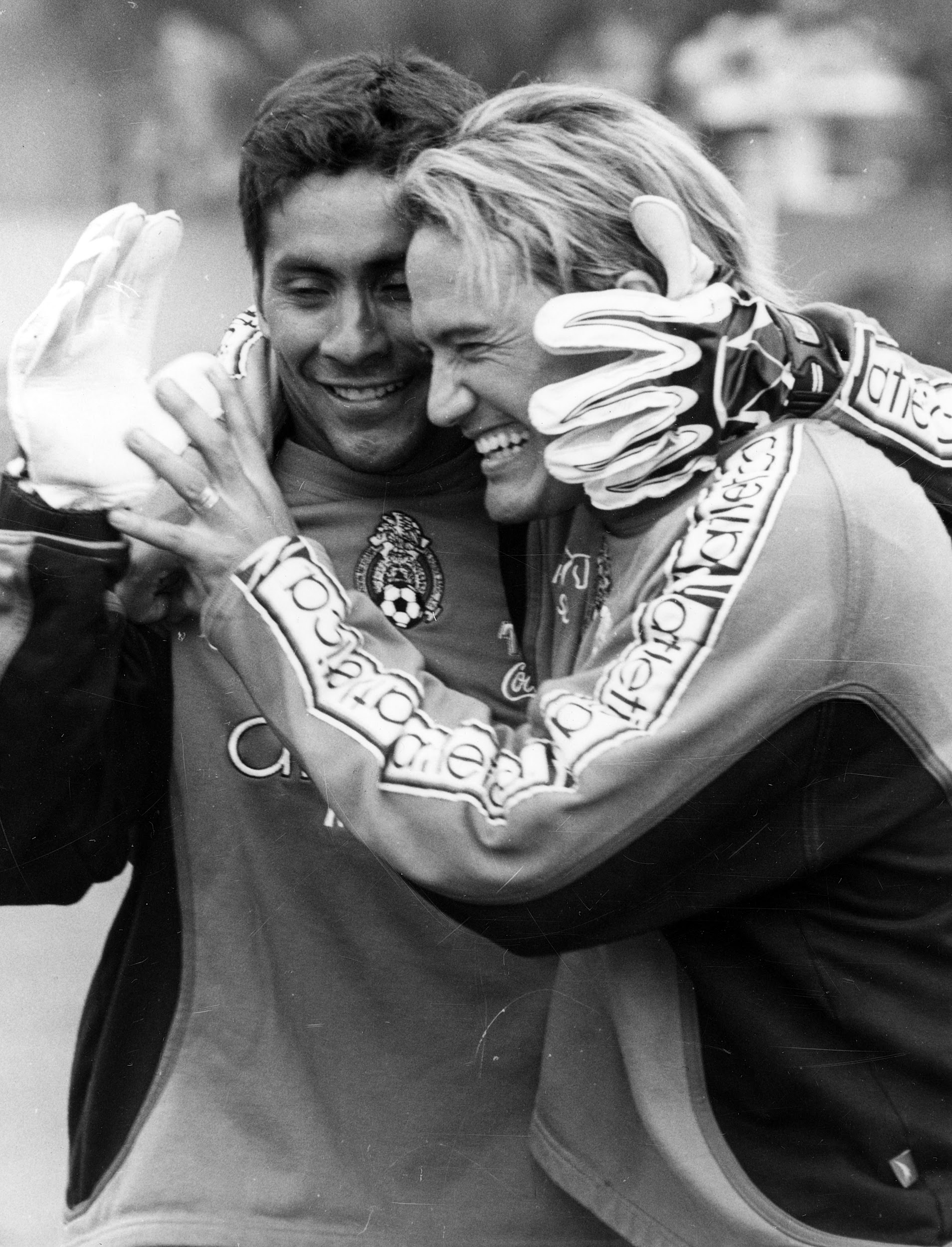Luis Hernández + Jorge Campos abrazados