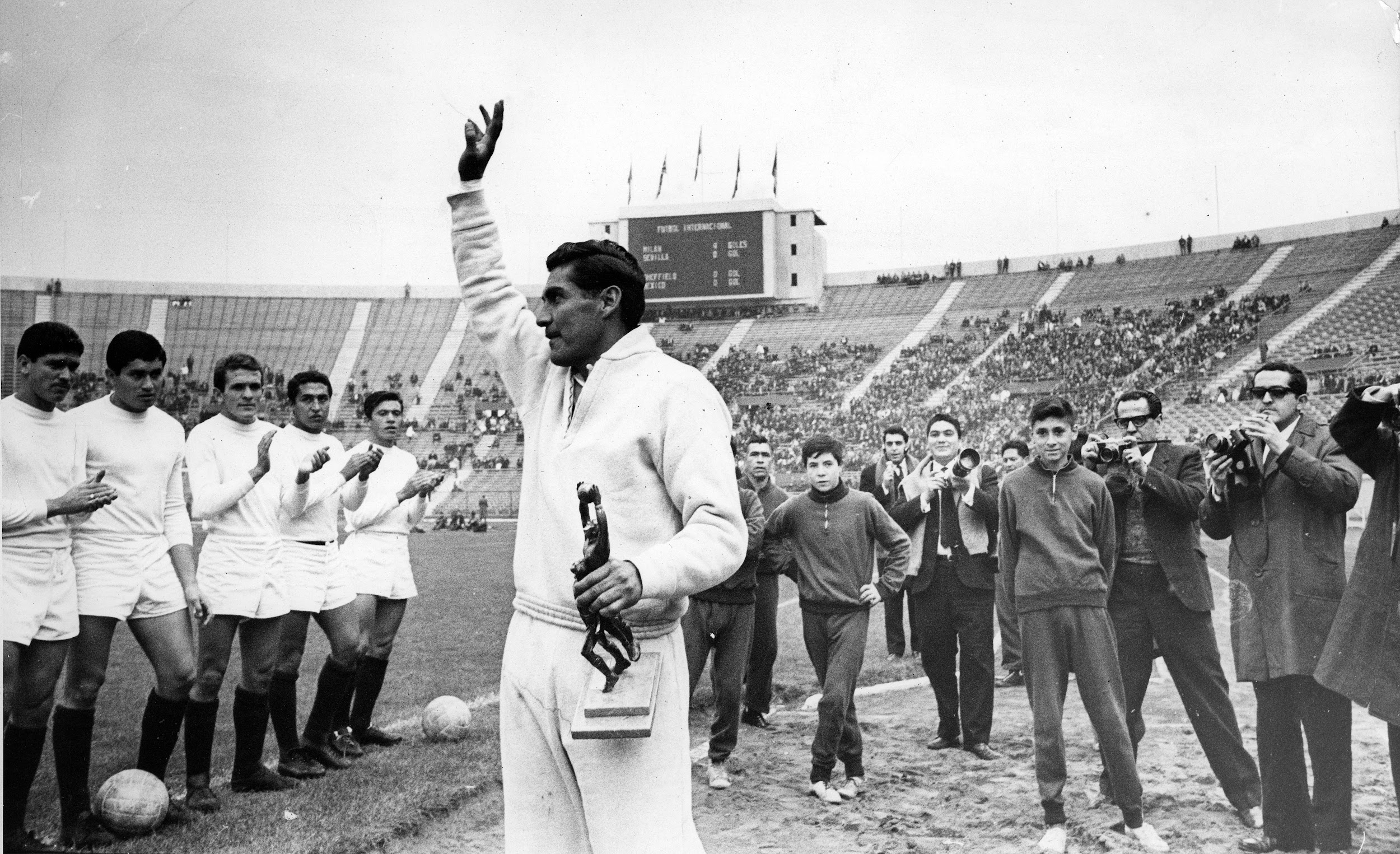 Inglaterra, 11 de junio de 1966 - Antonio La Tota Carbajal con trofeo
