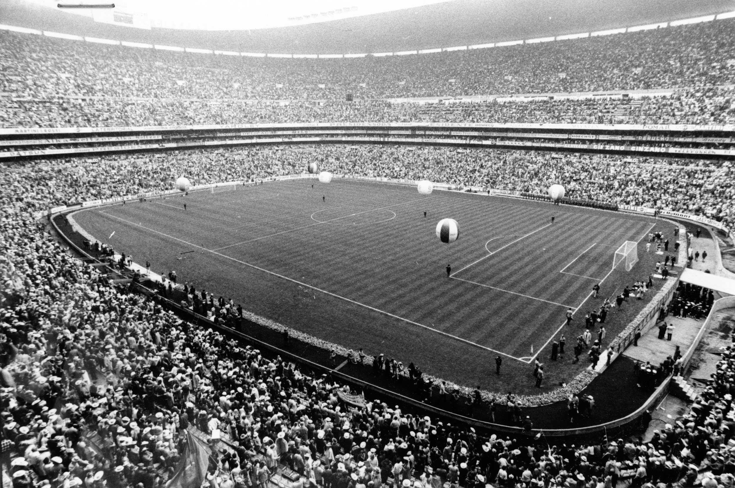 México 1970 - Balones volando sobre el estadio Azteca