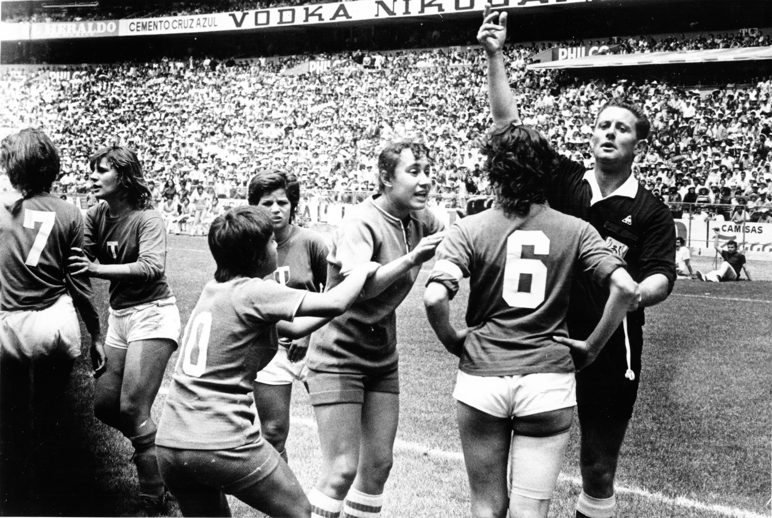 México 1971 - Jugada con árbitro