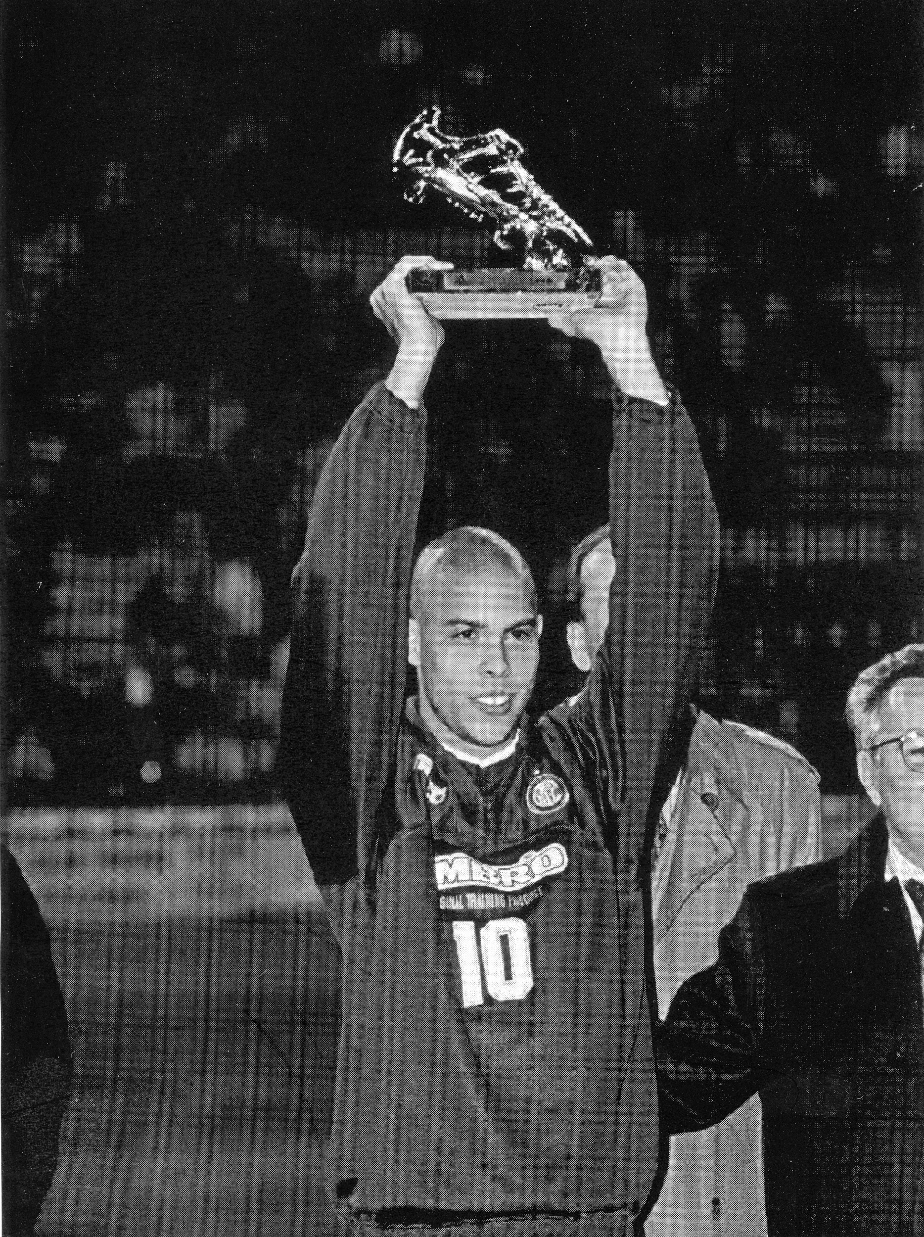 Ronaldo Nazario - levantando el taco de oro