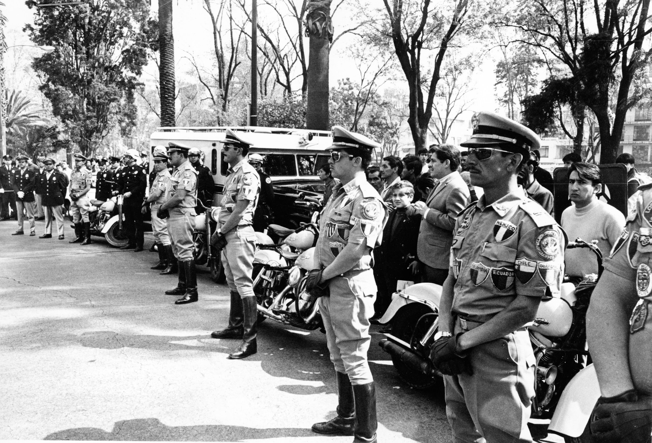 Mexico 1970 - Policías haciendo valla frente a los coches.
