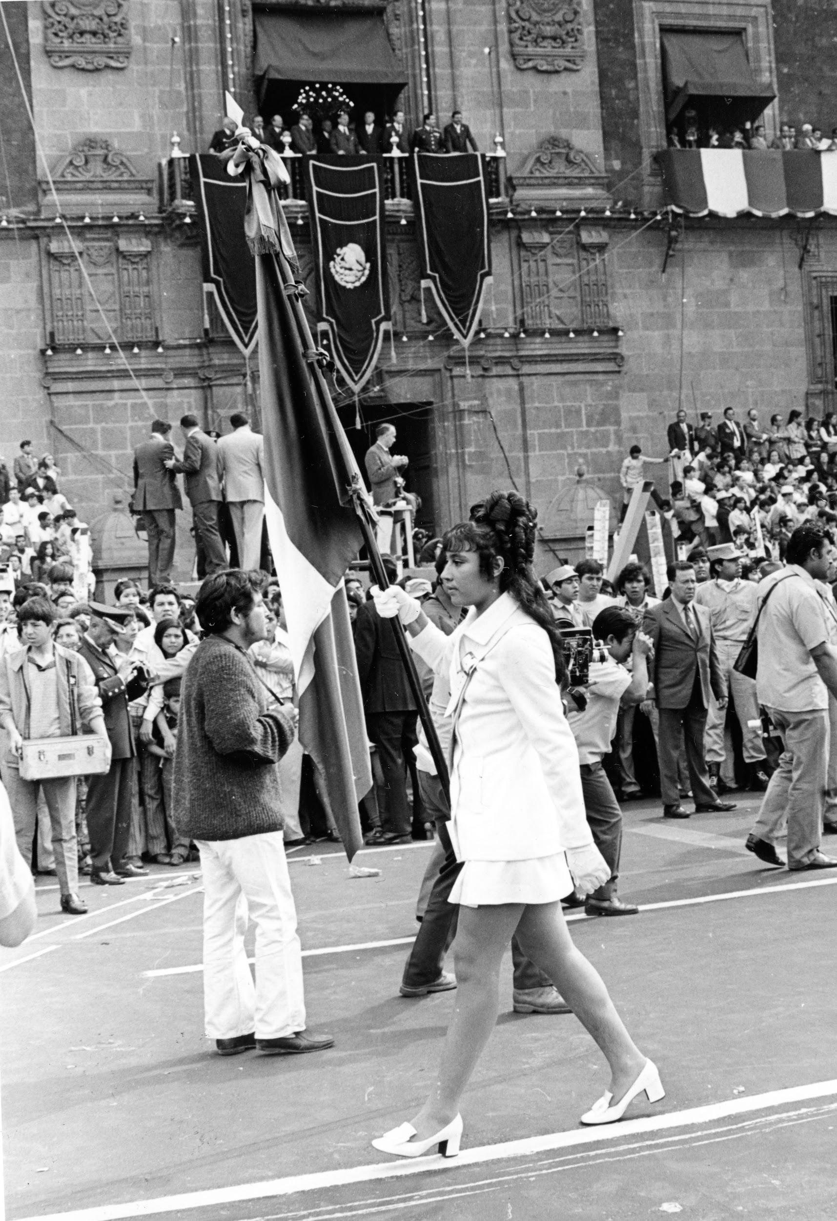 México 1971 - Alicia Vargas con la bandera