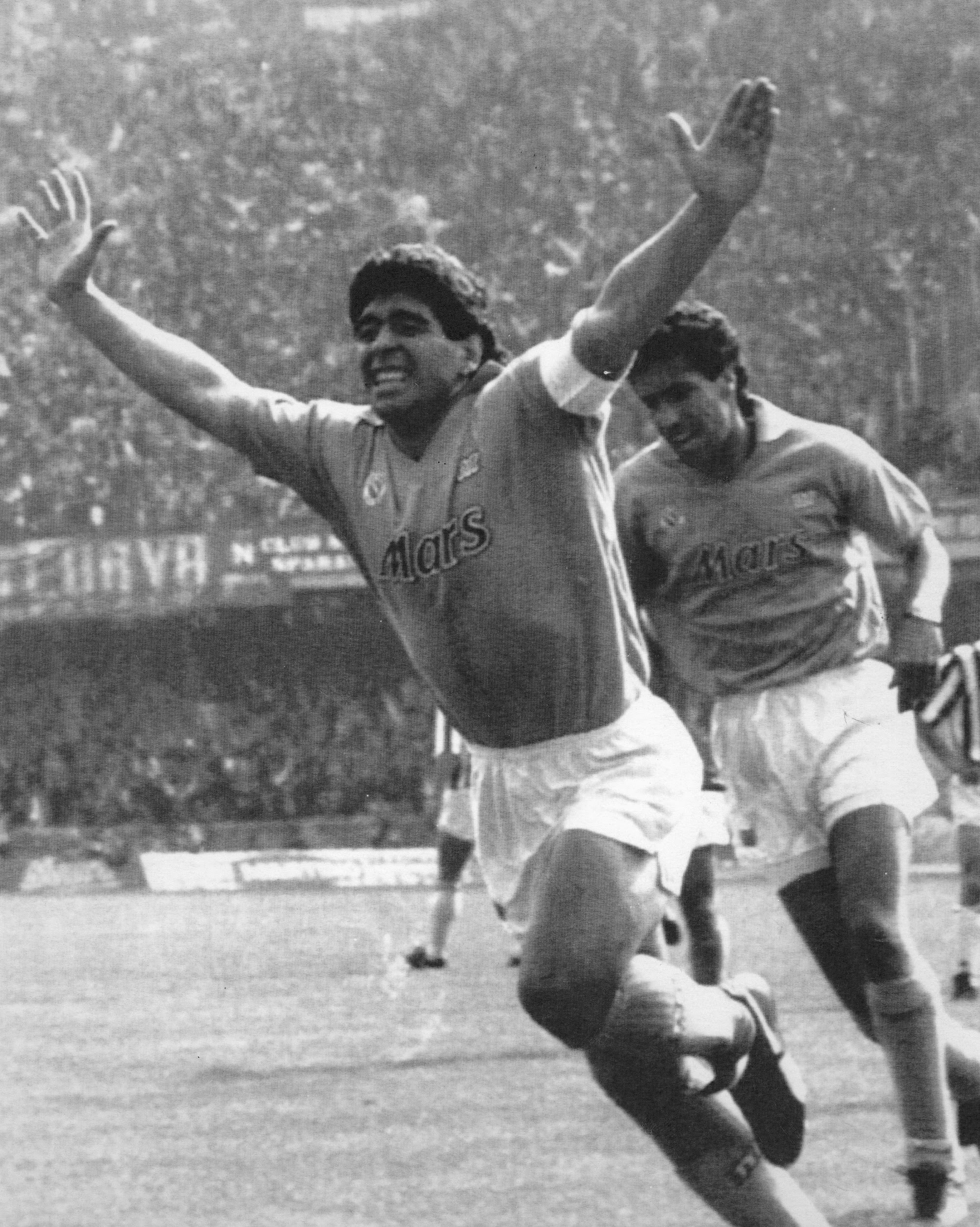 Diego Maradona celebrando