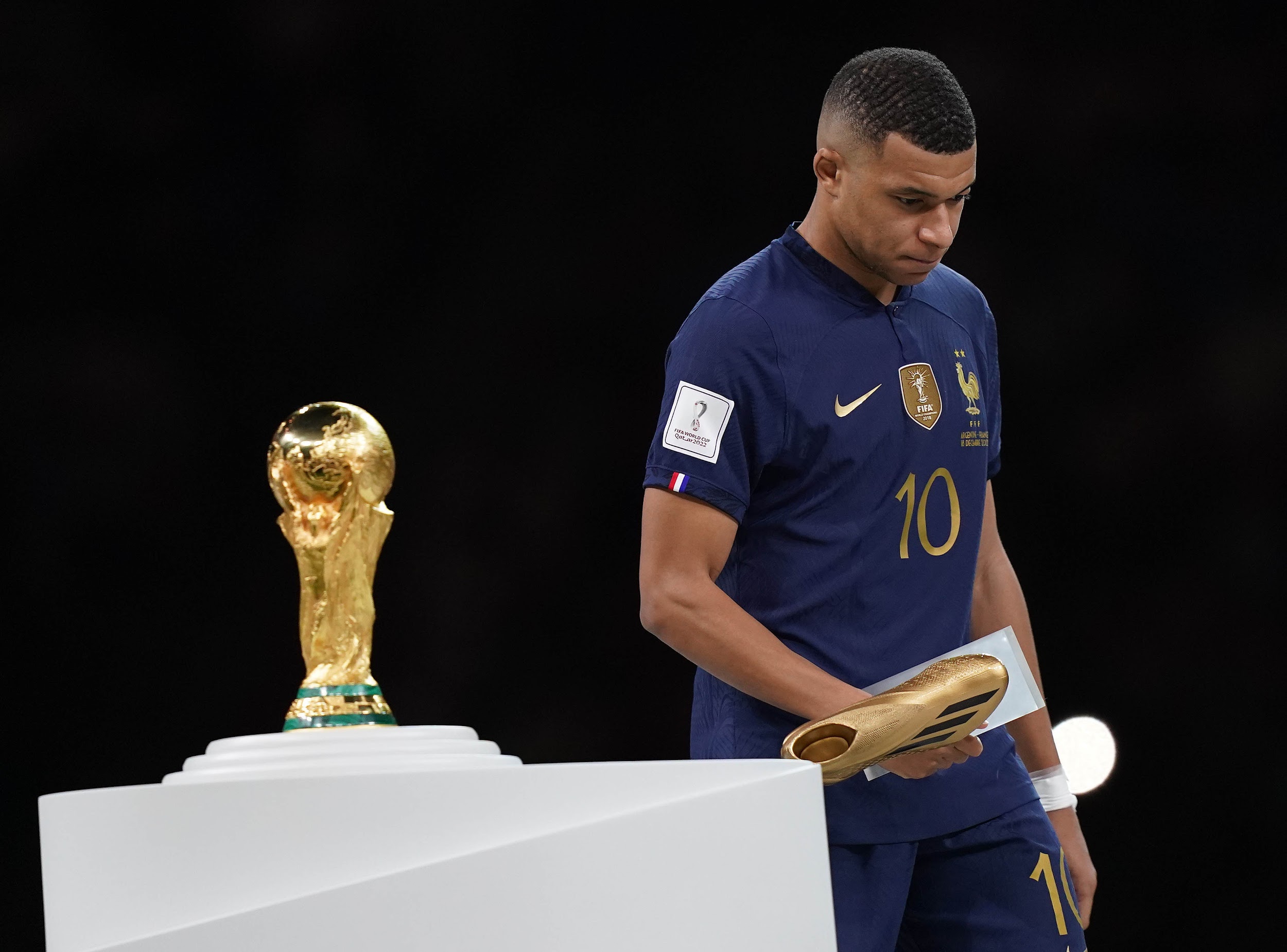 Qatar 2022 - Kylian Mbappé en premiación con tacos de oro y copa, Foto Erik Estrella