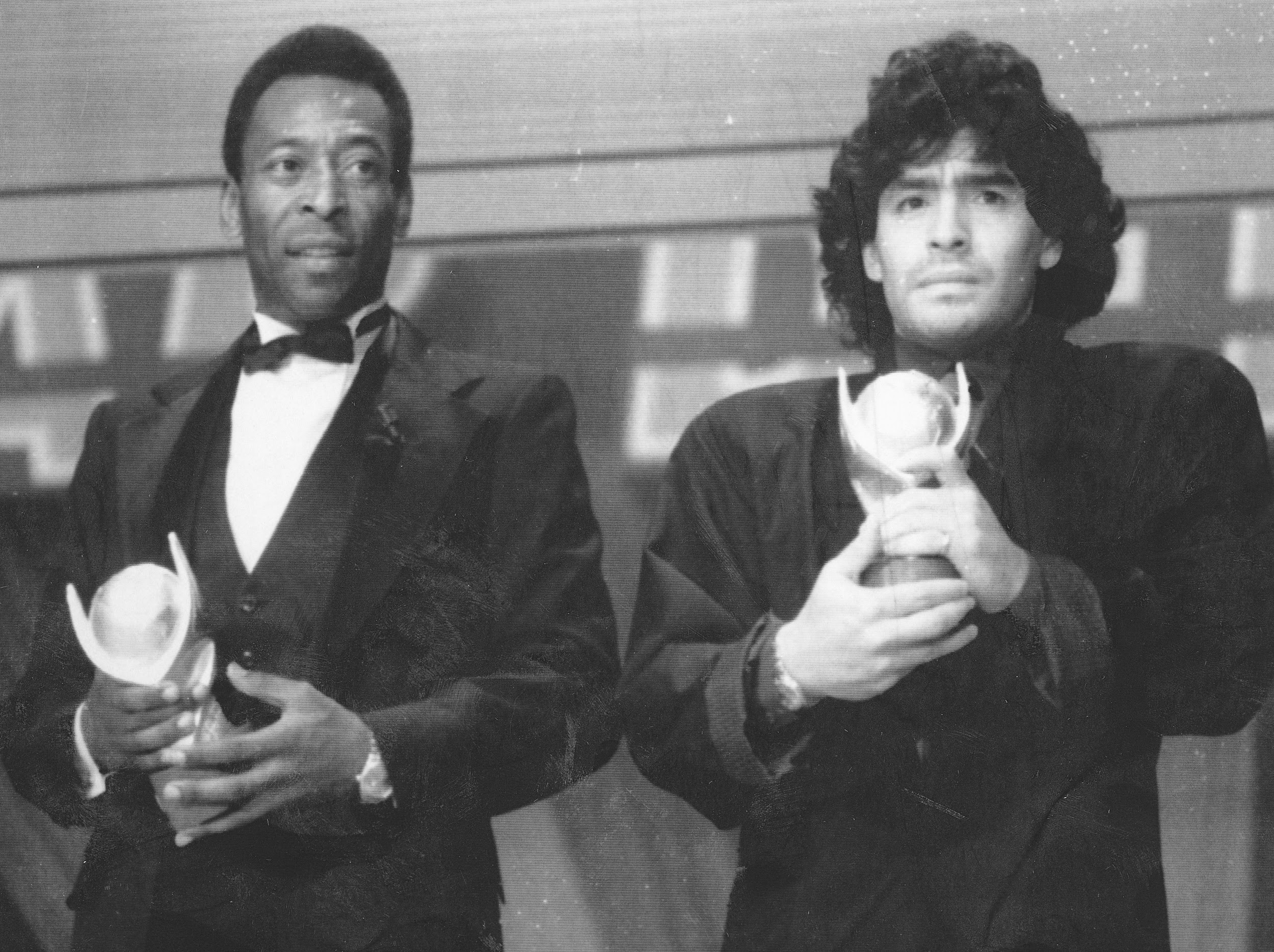 1987 - Diego Armando Maradona y Pelé con su trofeo como mejores jugadores del mundo