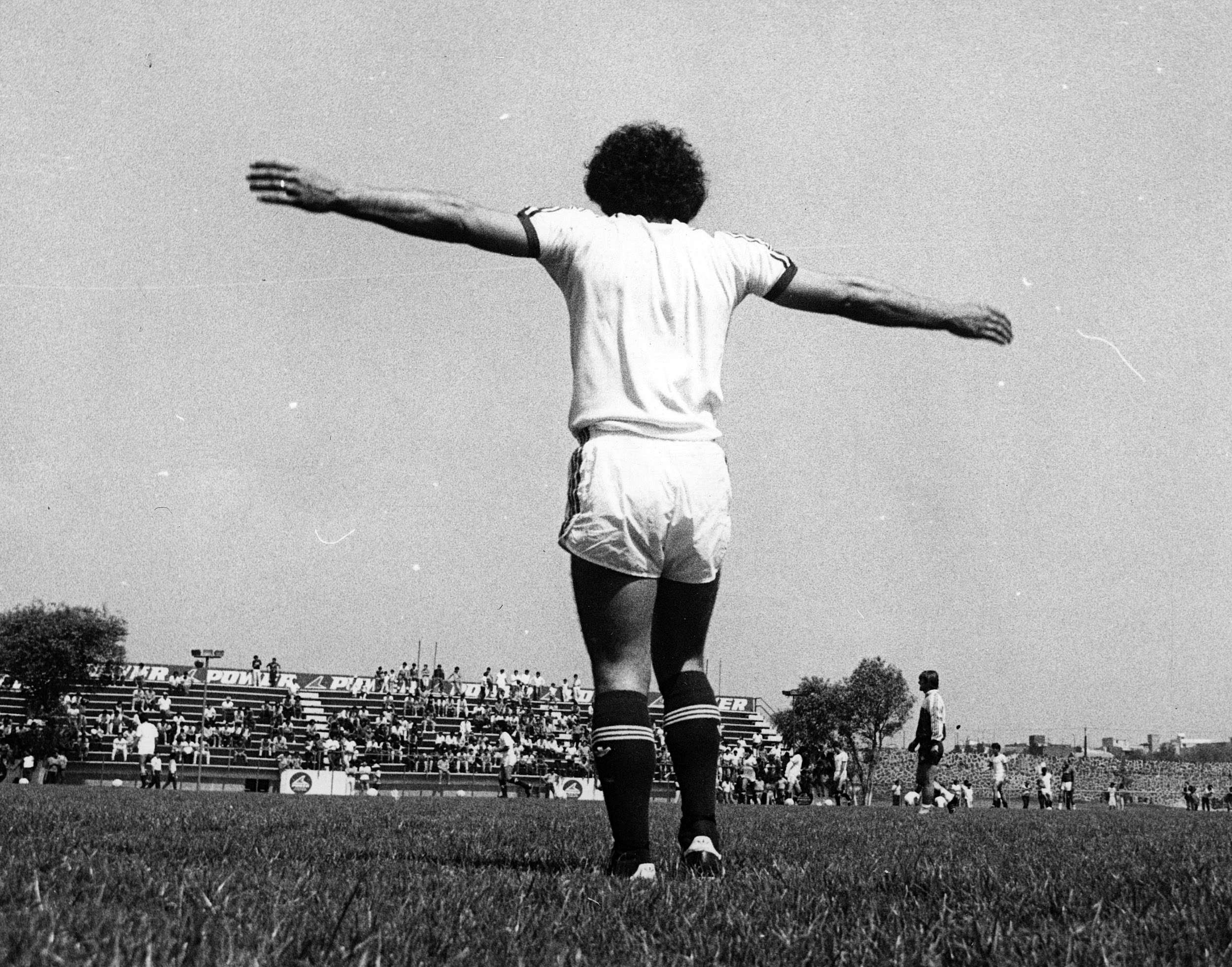 Hugo Sánchez de espaldas en estadio