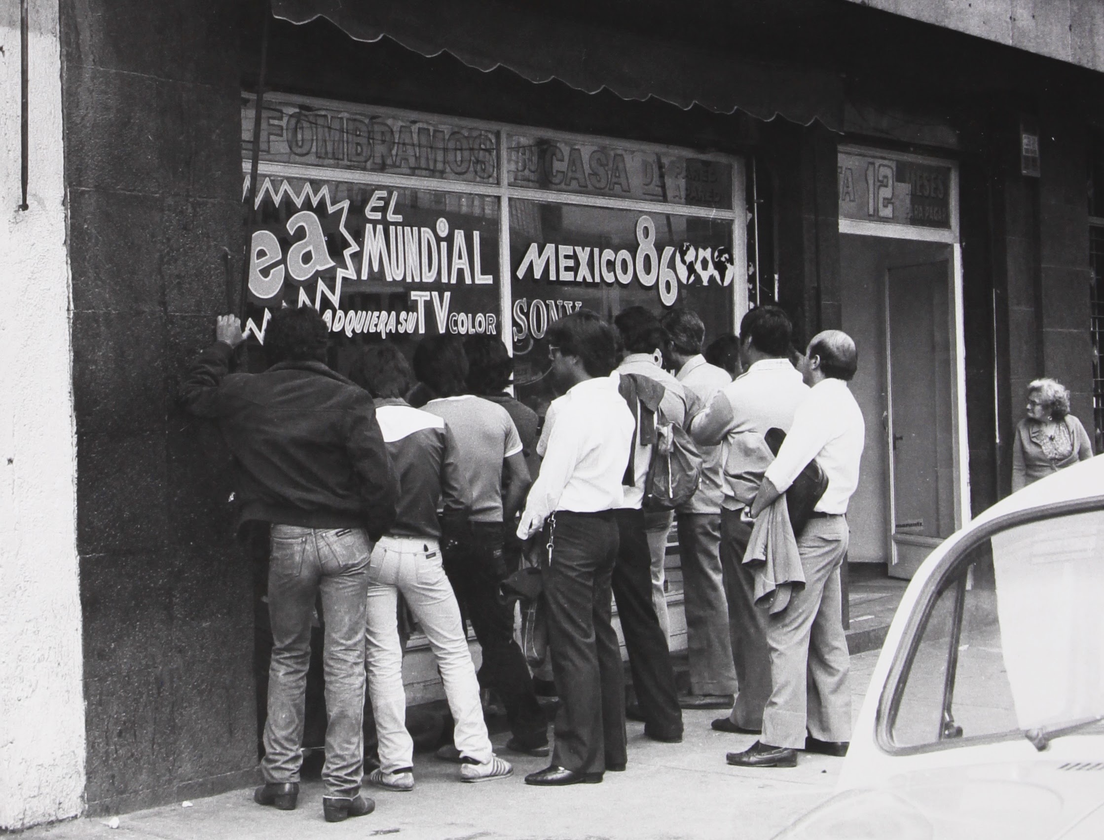 México 1986 - Gente viendo el mundial a través de una ventana