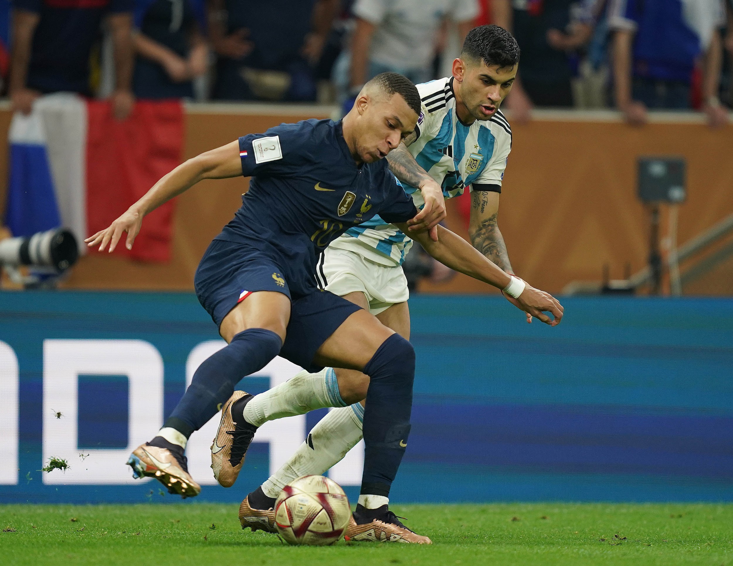Qatar, 18 de diciembre de 2022 - Kylian Mbappé y Cristian Gabriel Romero, Argentina VS Francia - Kylian Mbappé, Foto Erik Estrella