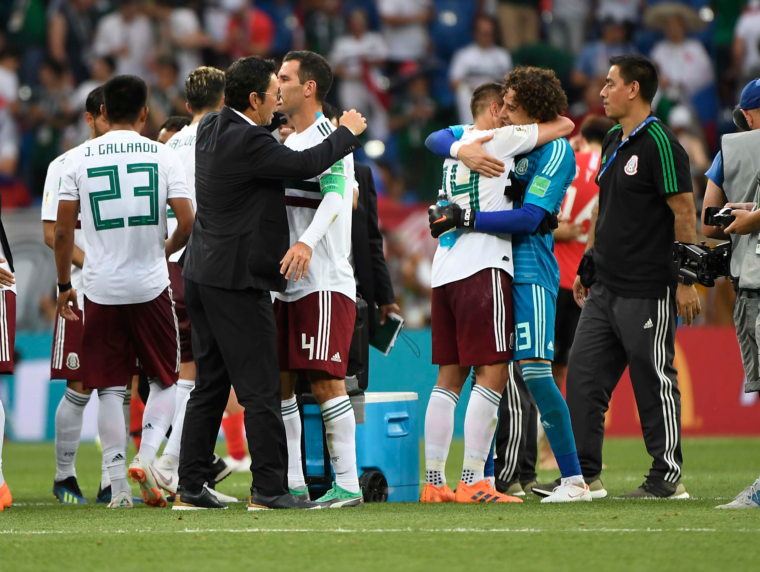 Guillermo Ochoa en abrazo con otros jugadores, Foto Barrera
