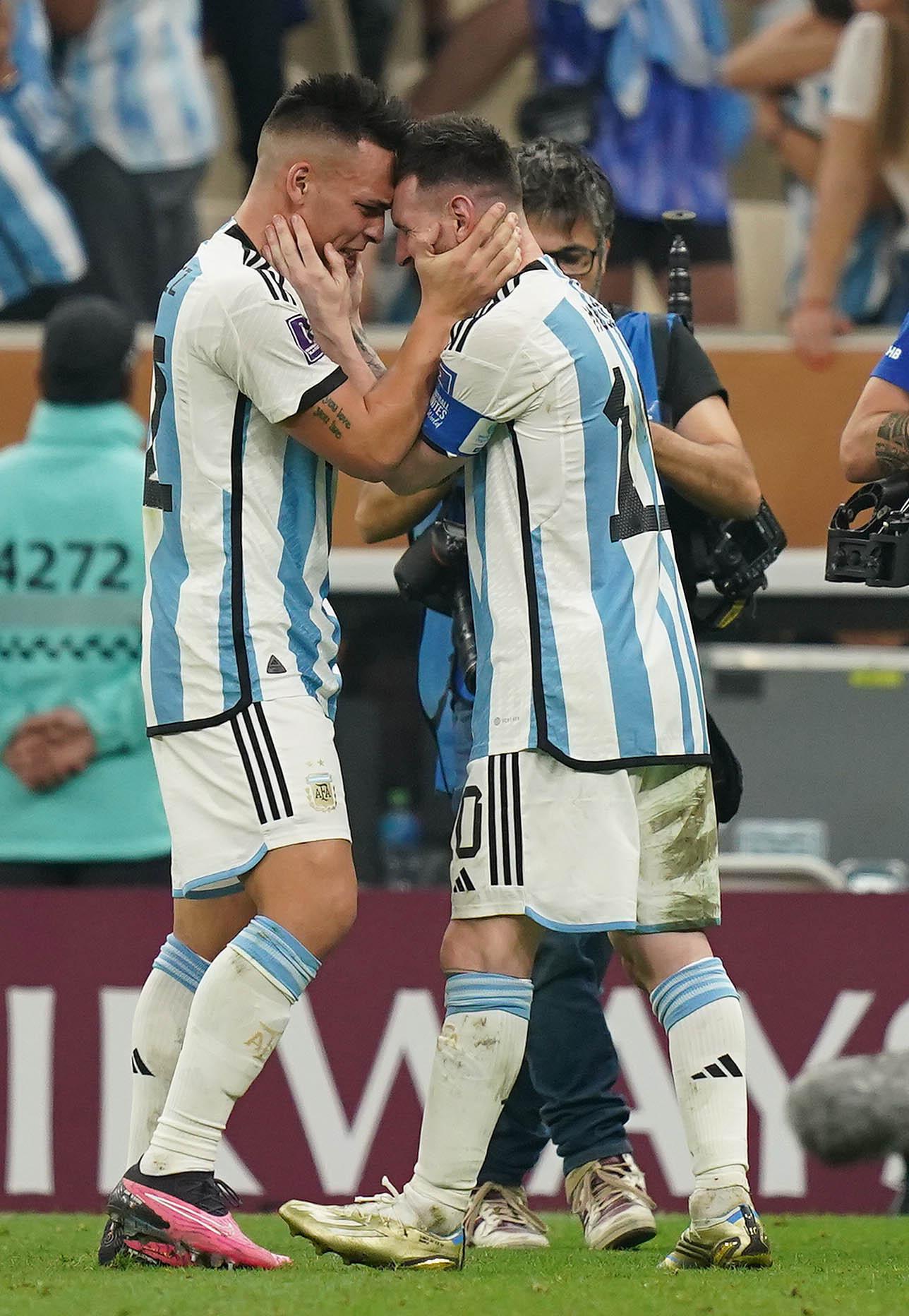 Qatar 2022 - Lionel Messi y Lautaro Martínez en abrazo, Foto Erik Estrella